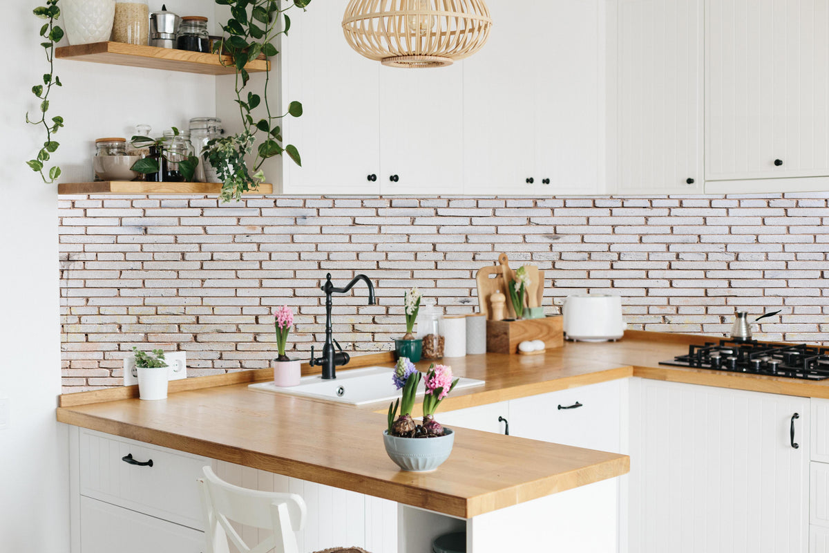 Küche - Feine weiße Ziegelmauer Struktur hinter weißen Hochglanz-Küchenregalen und schwarzem Wasserhahn