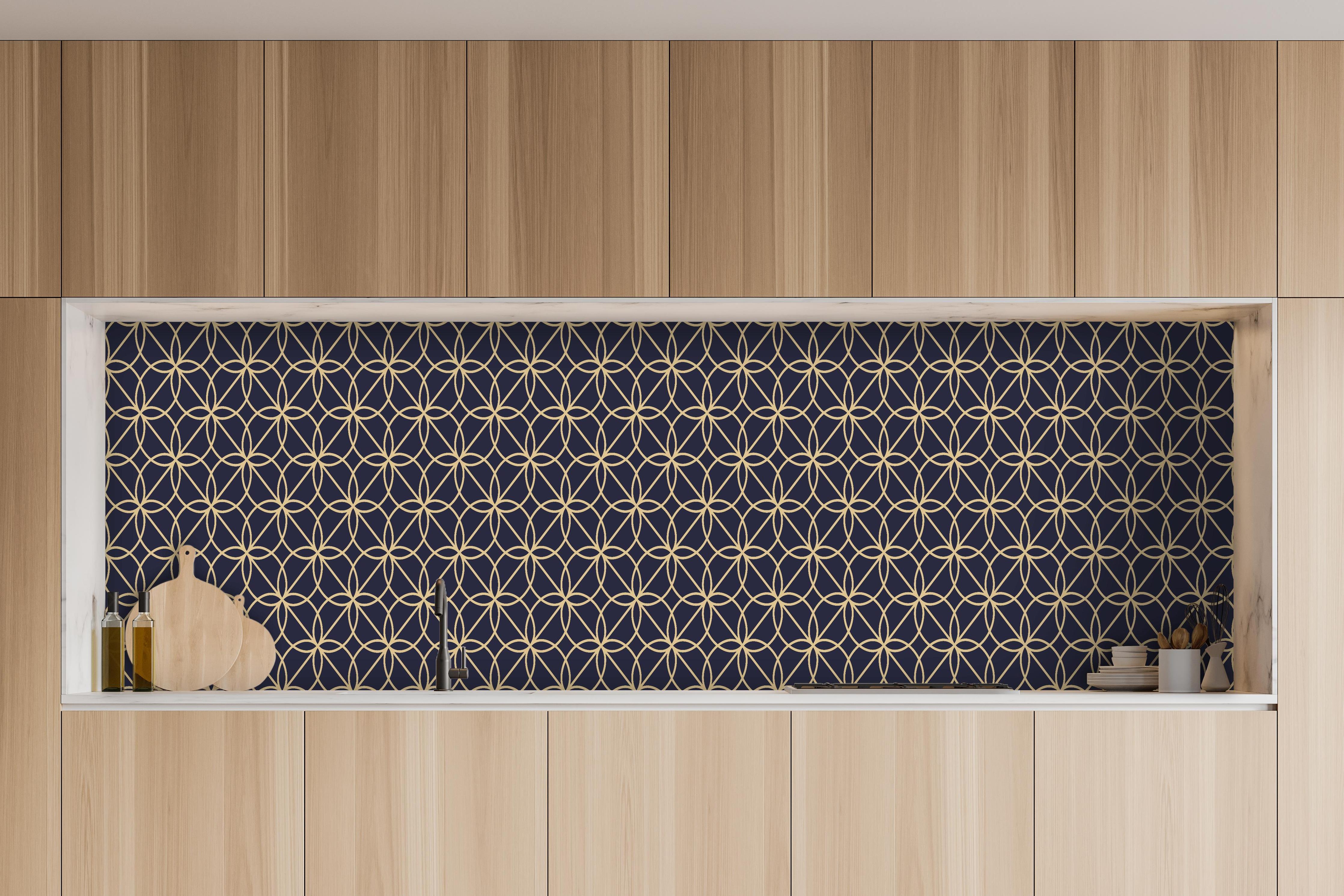 Küche - Feines geometrisches Linienmuster in Navy-Gold hinter weißen Hochglanz-Küchenregalen und schwarzem Wasserhahn