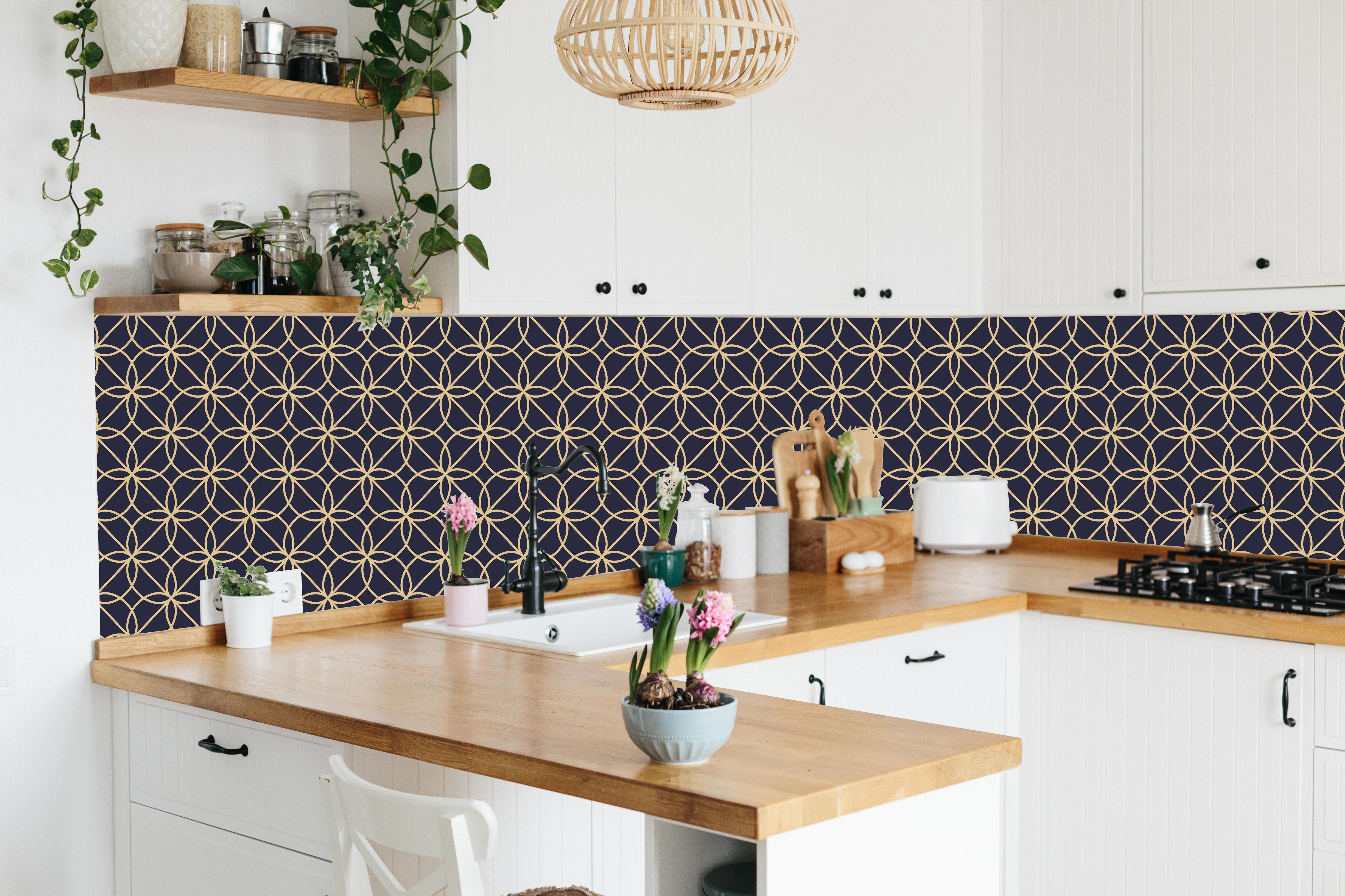 Küche - Feines geometrisches Linienmuster in Navy-Gold hinter weißen Hochglanz-Küchenregalen und schwarzem Wasserhahn