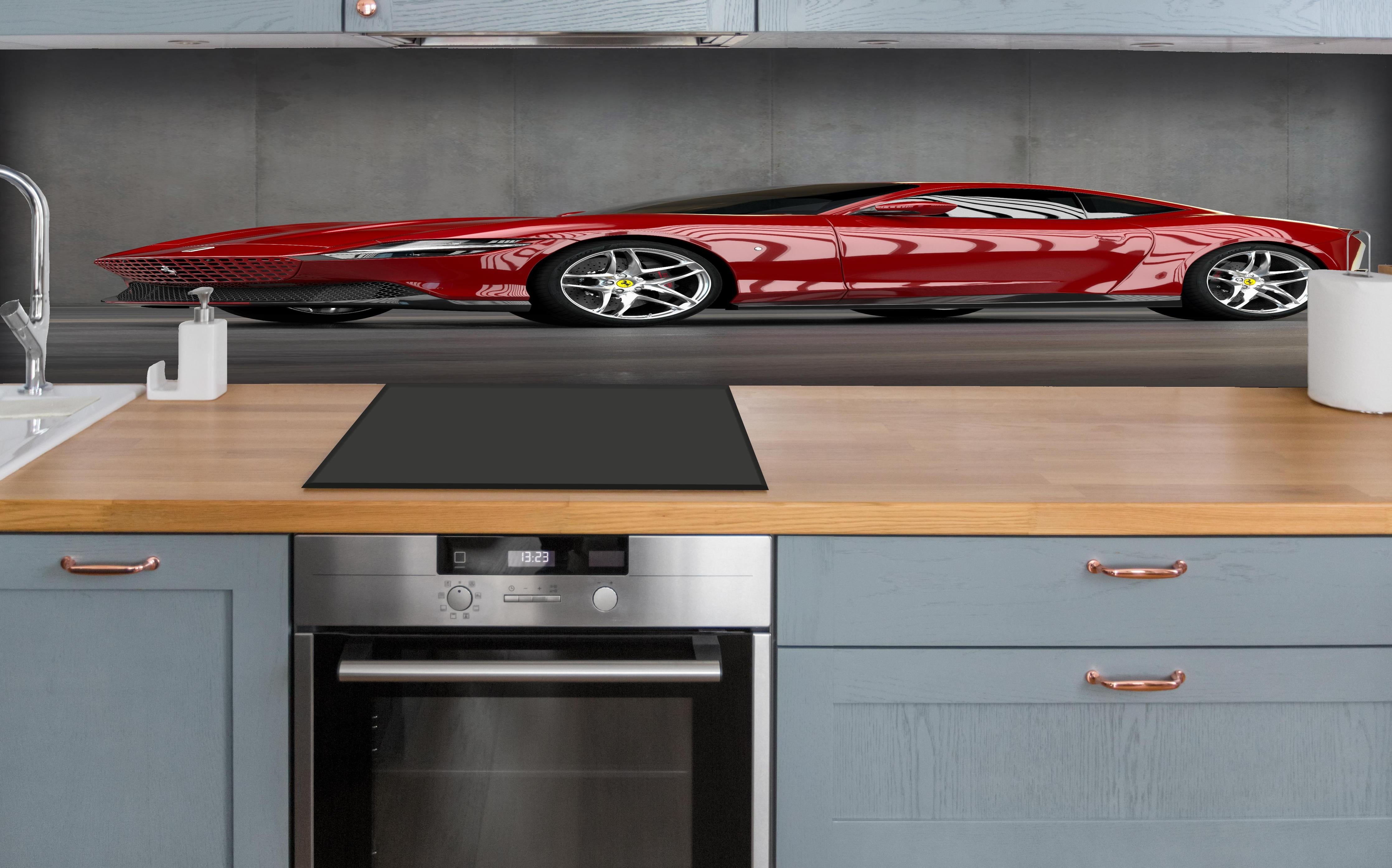Küche - Ferrari Roma in Rosso Corsa hinter weißen Hochglanz-Küchenregalen und schwarzem Wasserhahn