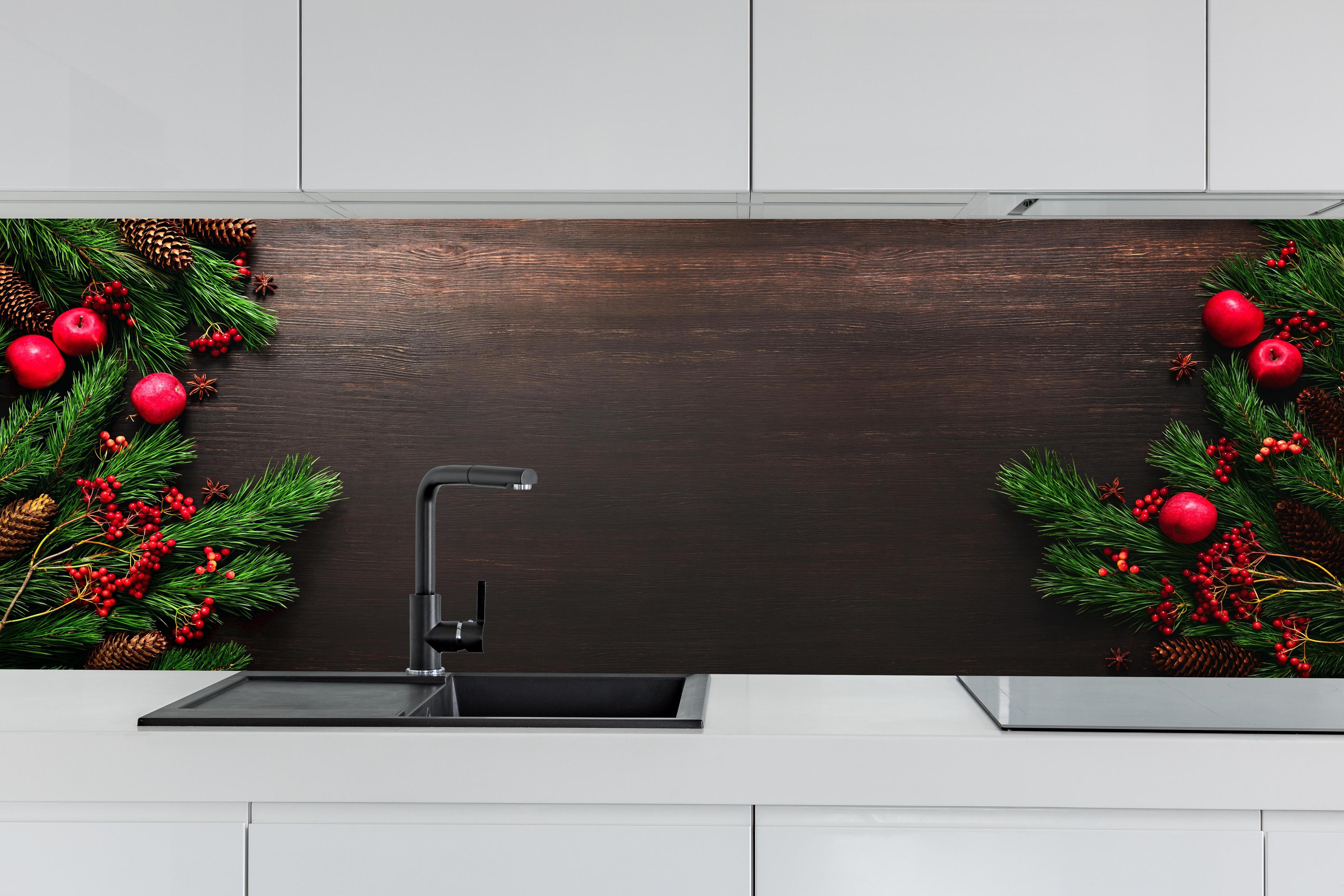 Küche - Festliche Weihnachtsdeko Dunkelrot Banner hinter weißen Hochglanz-Küchenregalen und schwarzem Wasserhahn