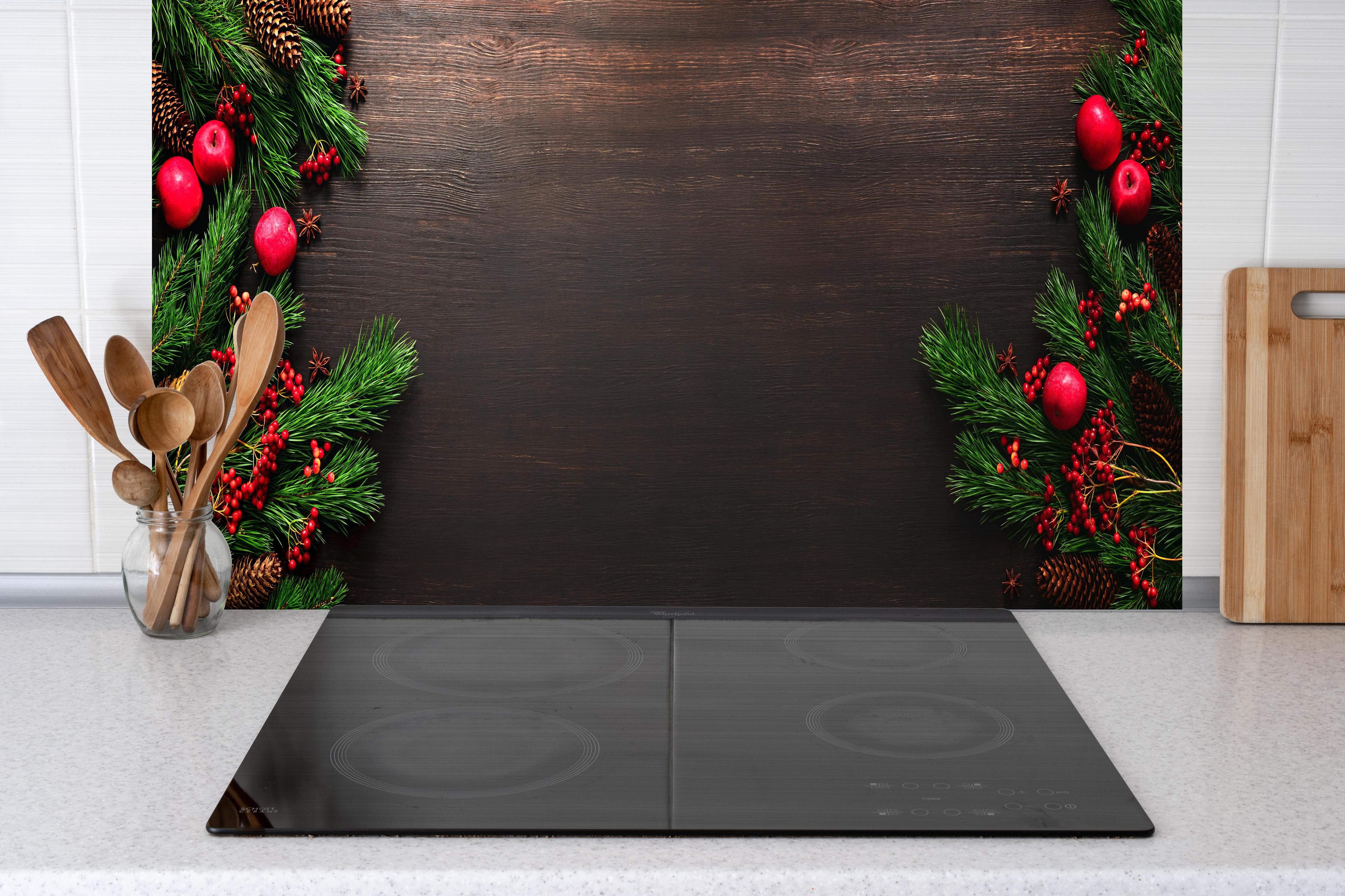 Küche - Festliche Weihnachtsdeko Dunkelrot Banner hinter weißen Hochglanz-Küchenregalen und schwarzem Wasserhahn