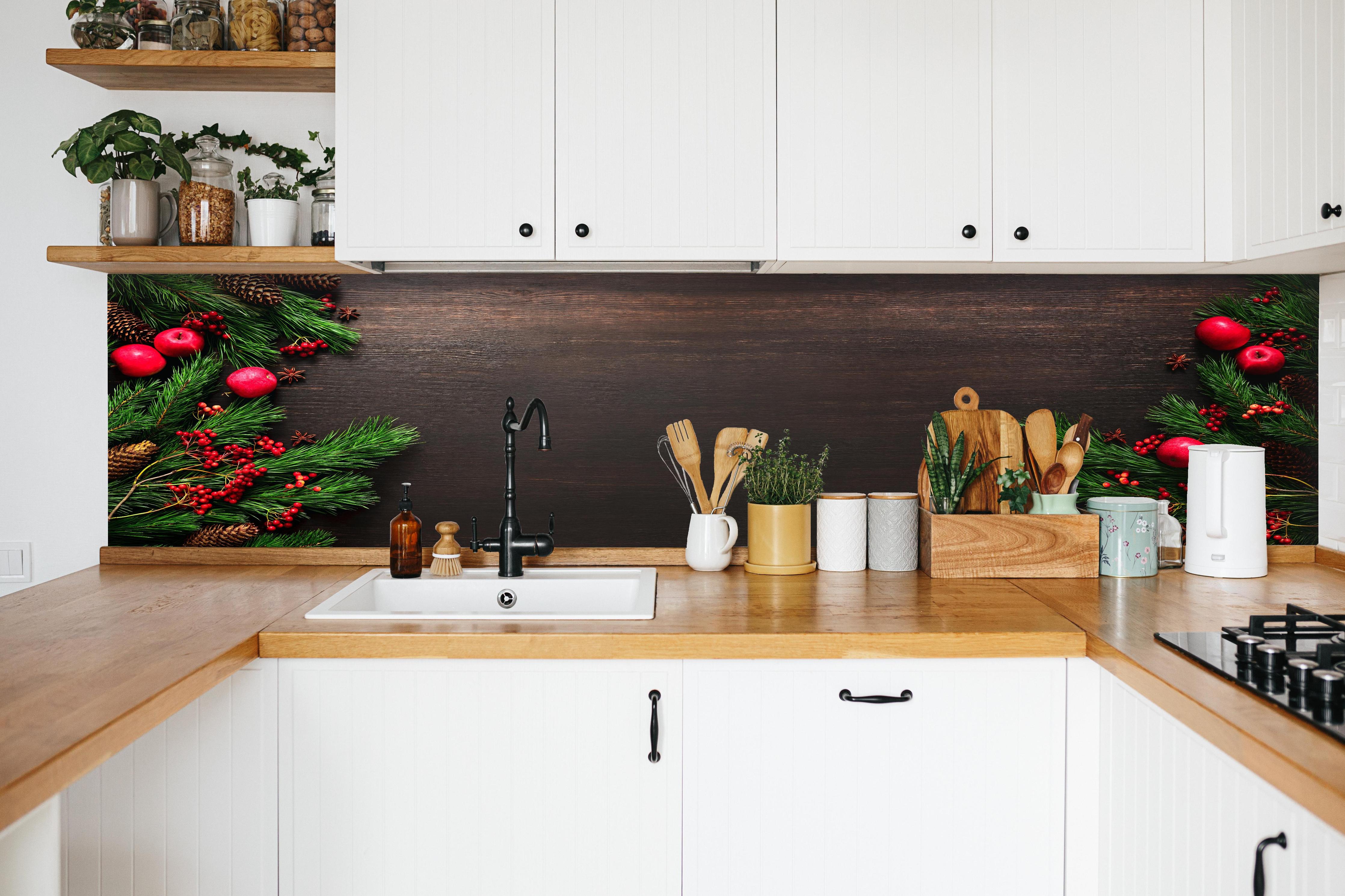 Küche - Festliche Weihnachtsdeko Dunkelrot Banner hinter weißen Hochglanz-Küchenregalen und schwarzem Wasserhahn