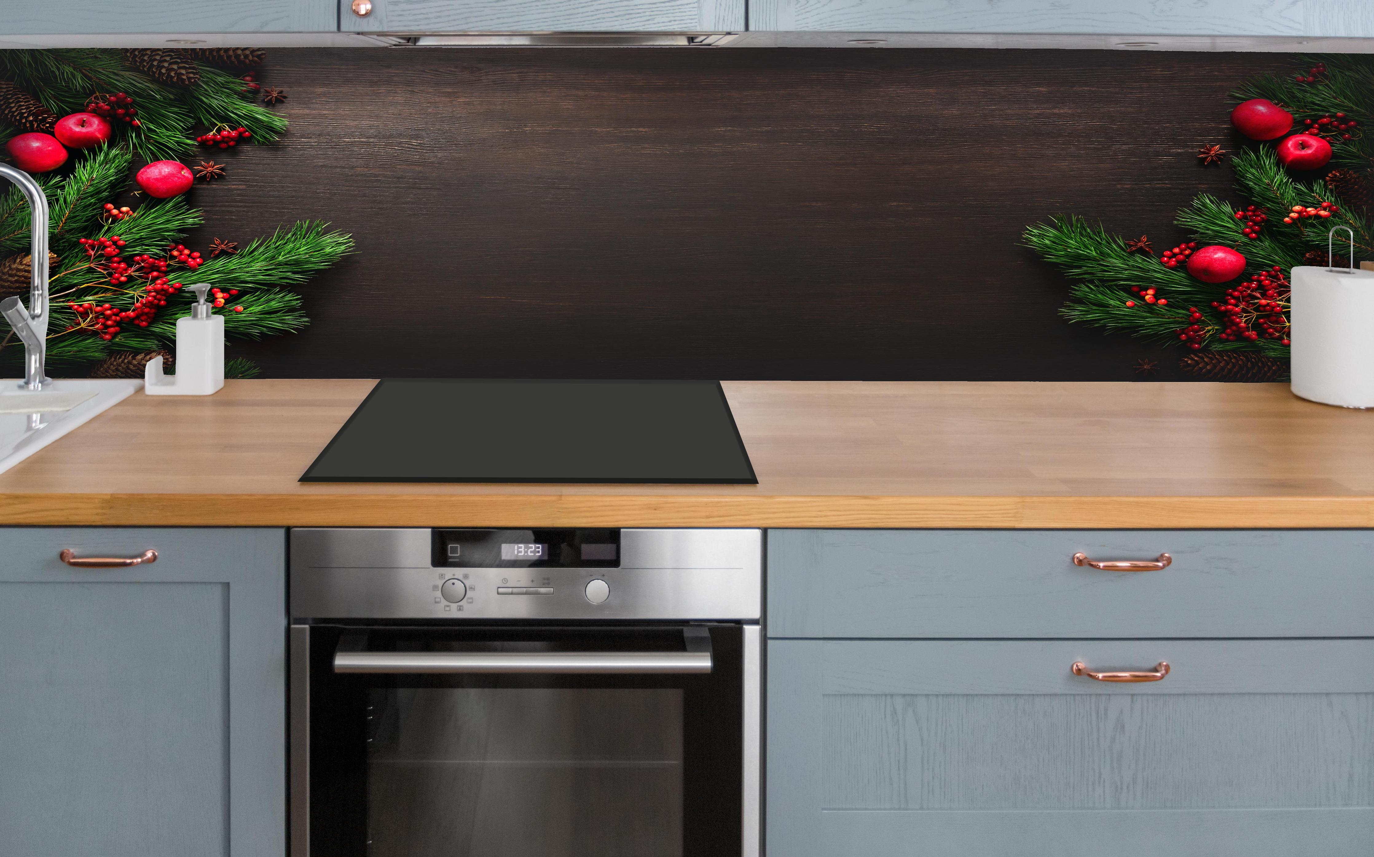 Küche - Festliche Weihnachtsdeko Dunkelrot Banner hinter weißen Hochglanz-Küchenregalen und schwarzem Wasserhahn