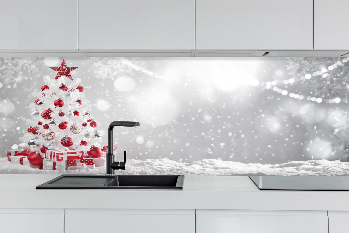Küche - Festlicher Weihnachtsbaum mit roten Akzenten hinter weißen Hochglanz-Küchenregalen und schwarzem Wasserhahn