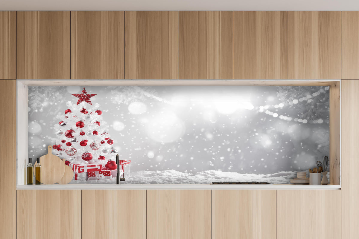 Küche - Festlicher Weihnachtsbaum mit roten Akzenten hinter weißen Hochglanz-Küchenregalen und schwarzem Wasserhahn