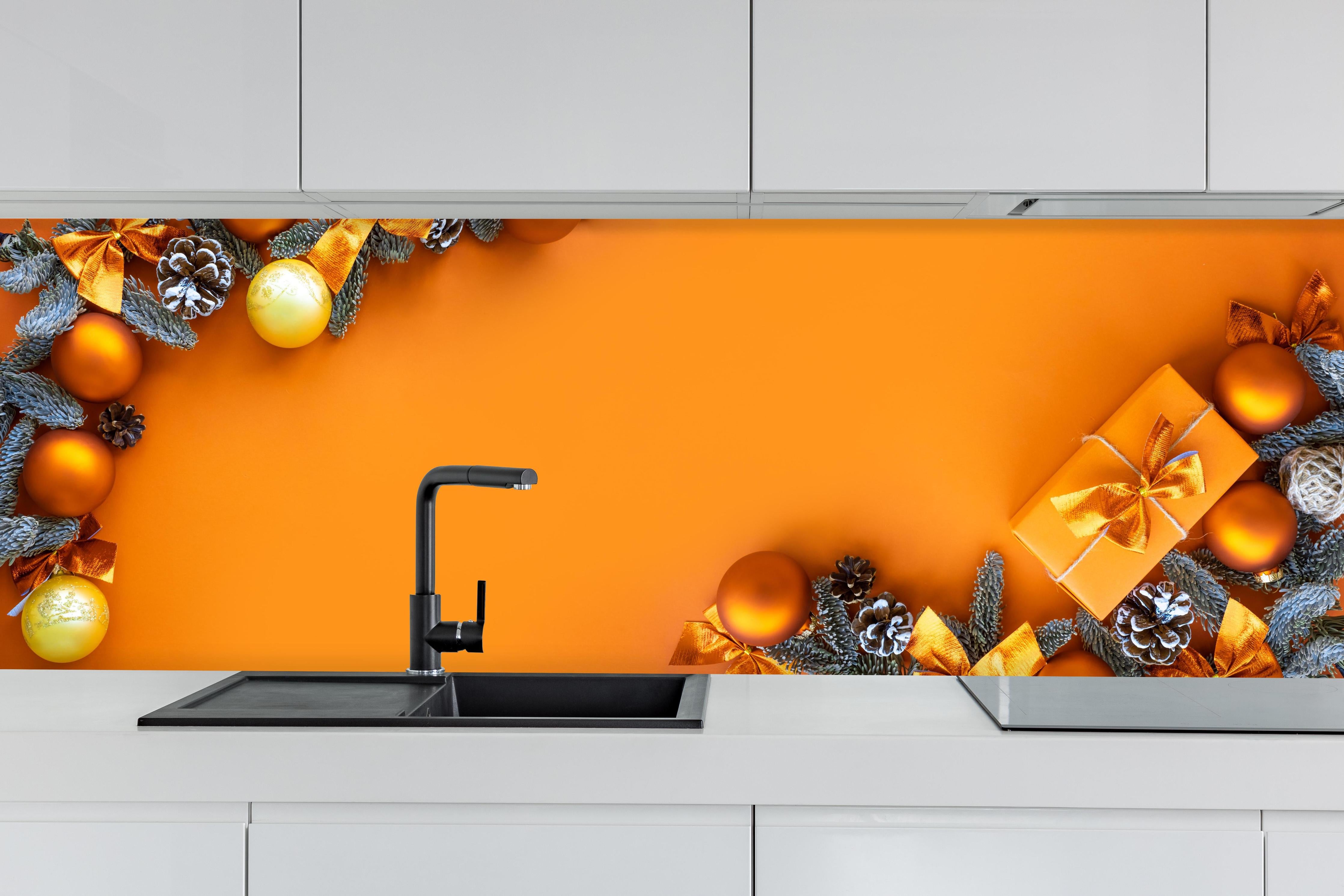 Küche - Festliches Weihnachtsdekor mit goldenen Akzenten hinter weißen Hochglanz-Küchenregalen und schwarzem Wasserhahn