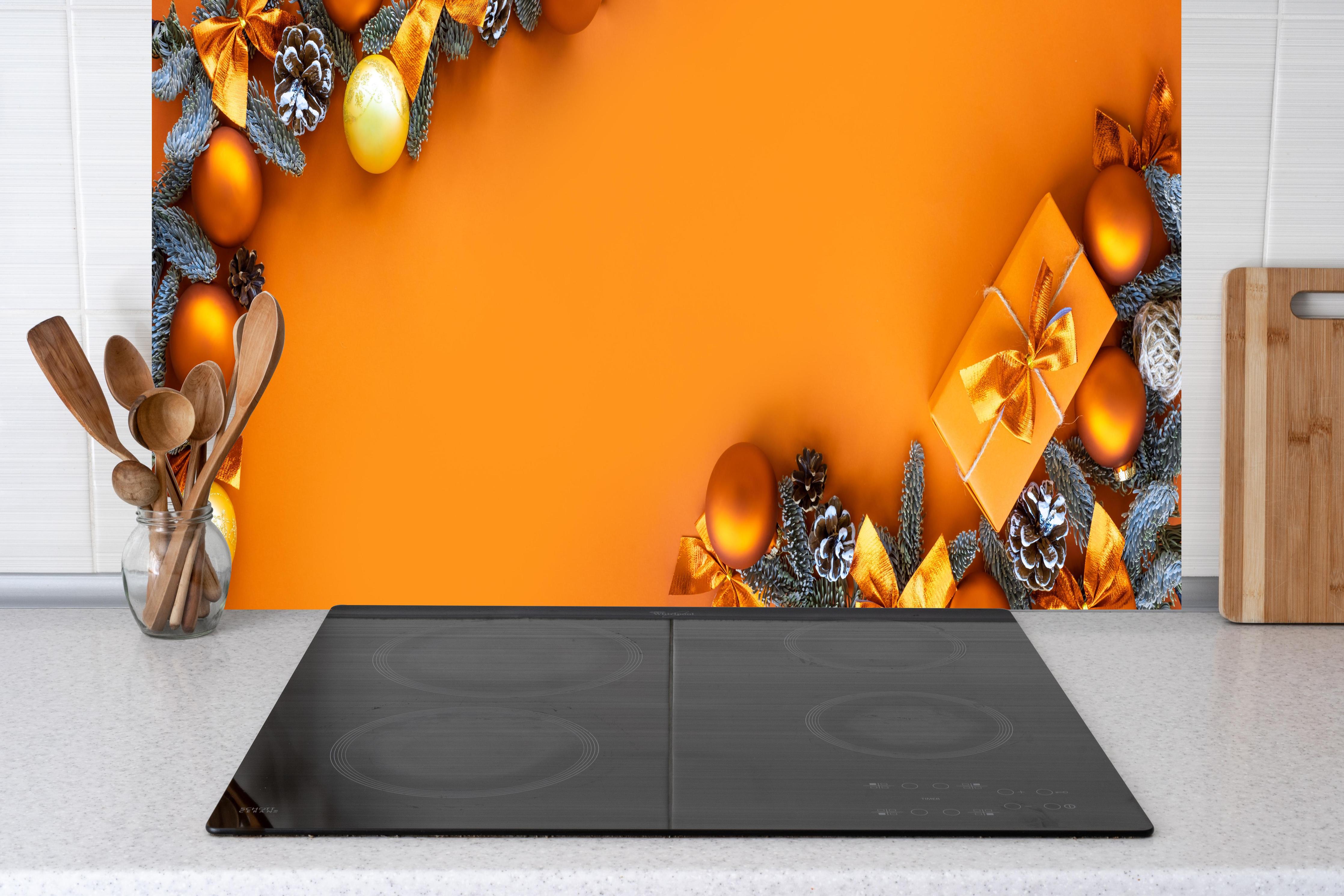 Küche - Festliches Weihnachtsdekor mit goldenen Akzenten hinter weißen Hochglanz-Küchenregalen und schwarzem Wasserhahn