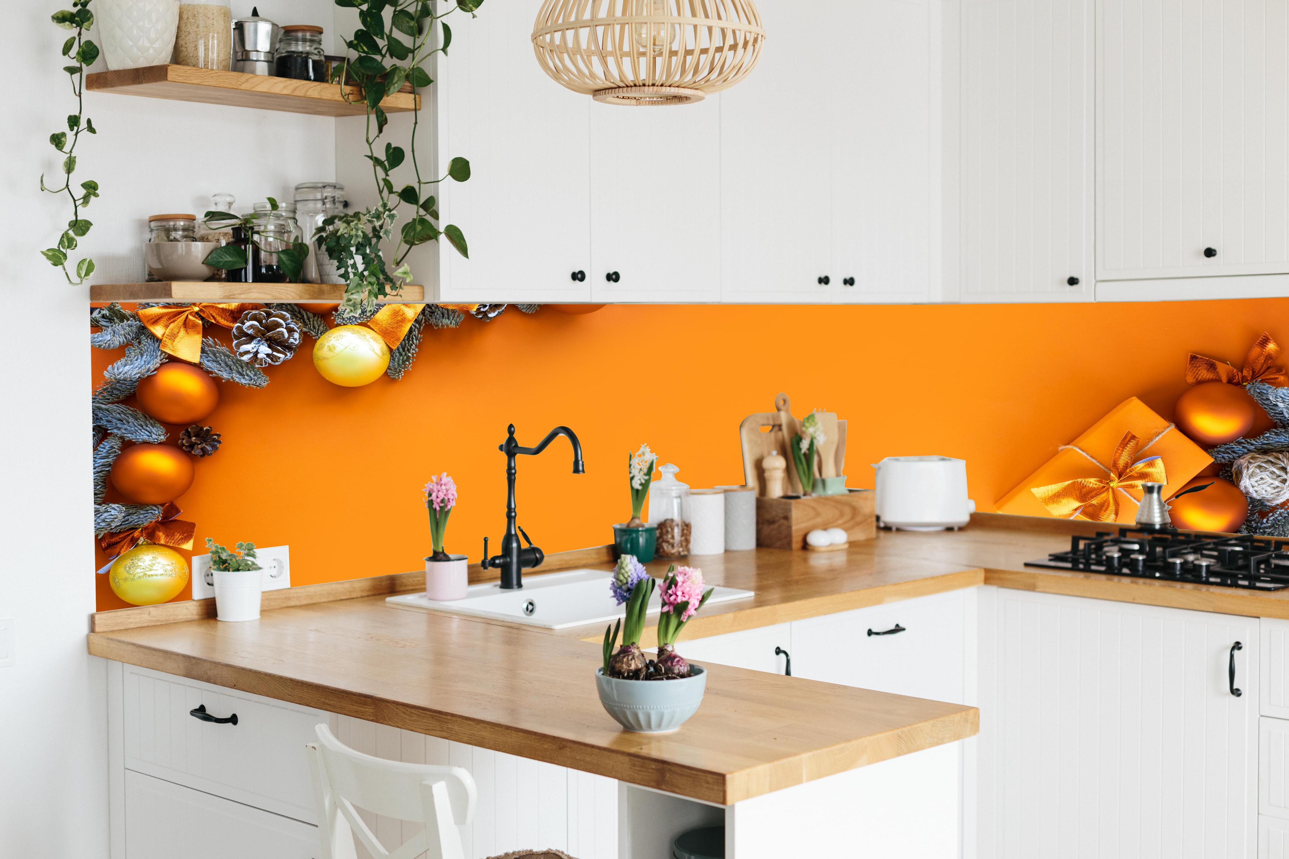 Küche - Festliches Weihnachtsdekor mit goldenen Akzenten hinter weißen Hochglanz-Küchenregalen und schwarzem Wasserhahn