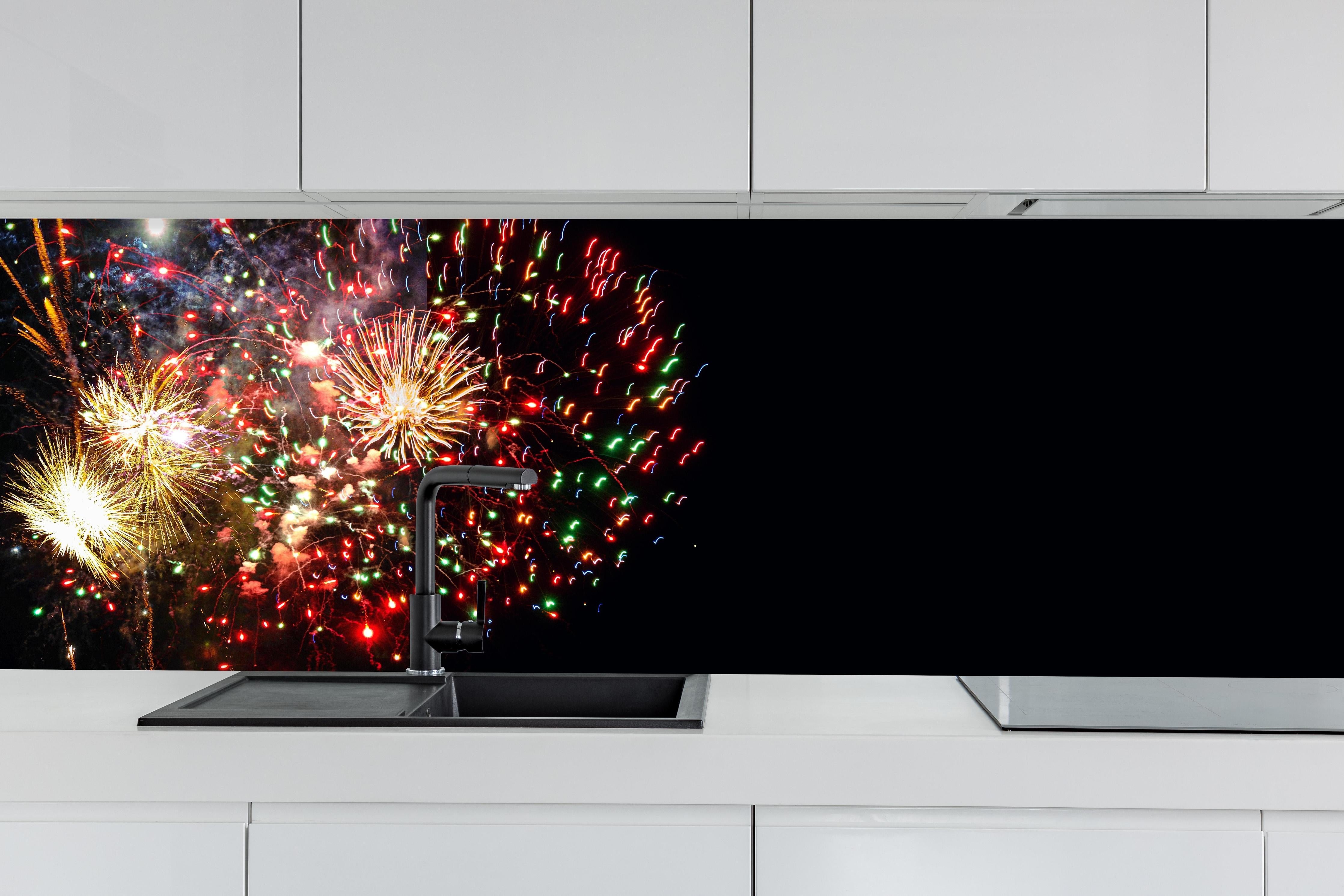 Küche - Feuerwerk Neujahr Bunt Nachthimmel hinter weißen Hochglanz-Küchenregalen und schwarzem Wasserhahn