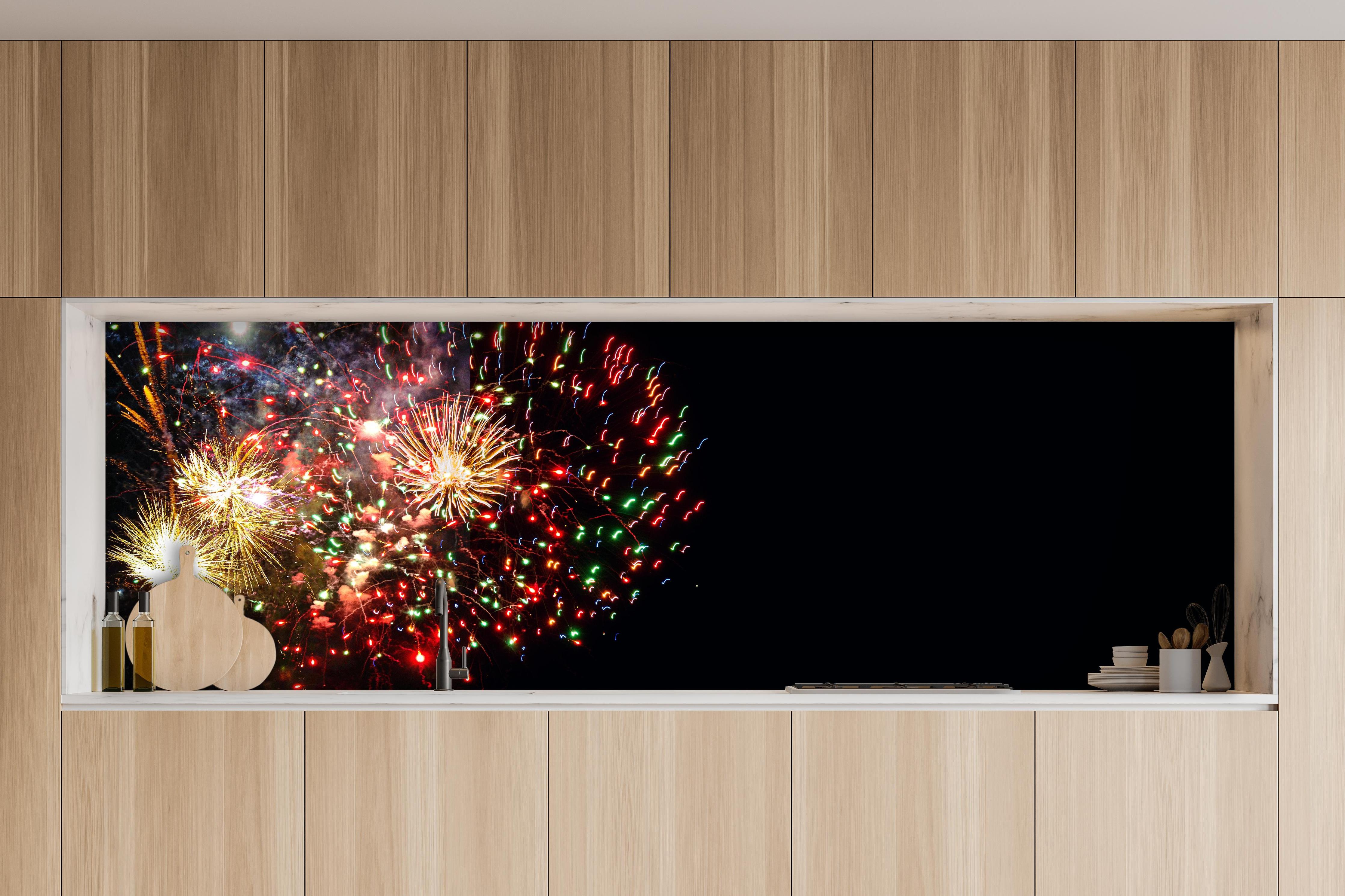 Küche - Feuerwerk Neujahr Bunt Nachthimmel hinter weißen Hochglanz-Küchenregalen und schwarzem Wasserhahn