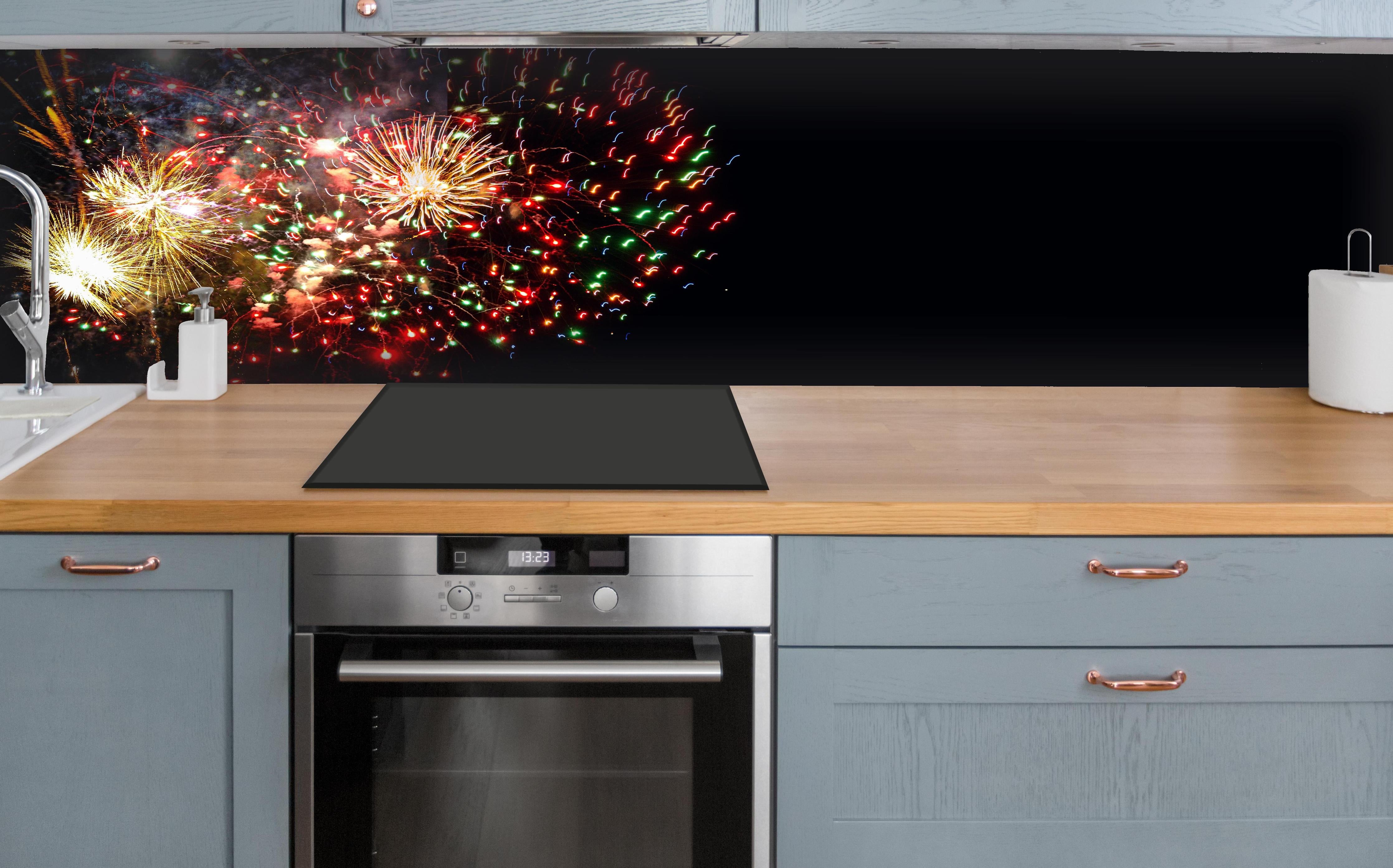 Küche - Feuerwerk Neujahr Bunt Nachthimmel hinter weißen Hochglanz-Küchenregalen und schwarzem Wasserhahn