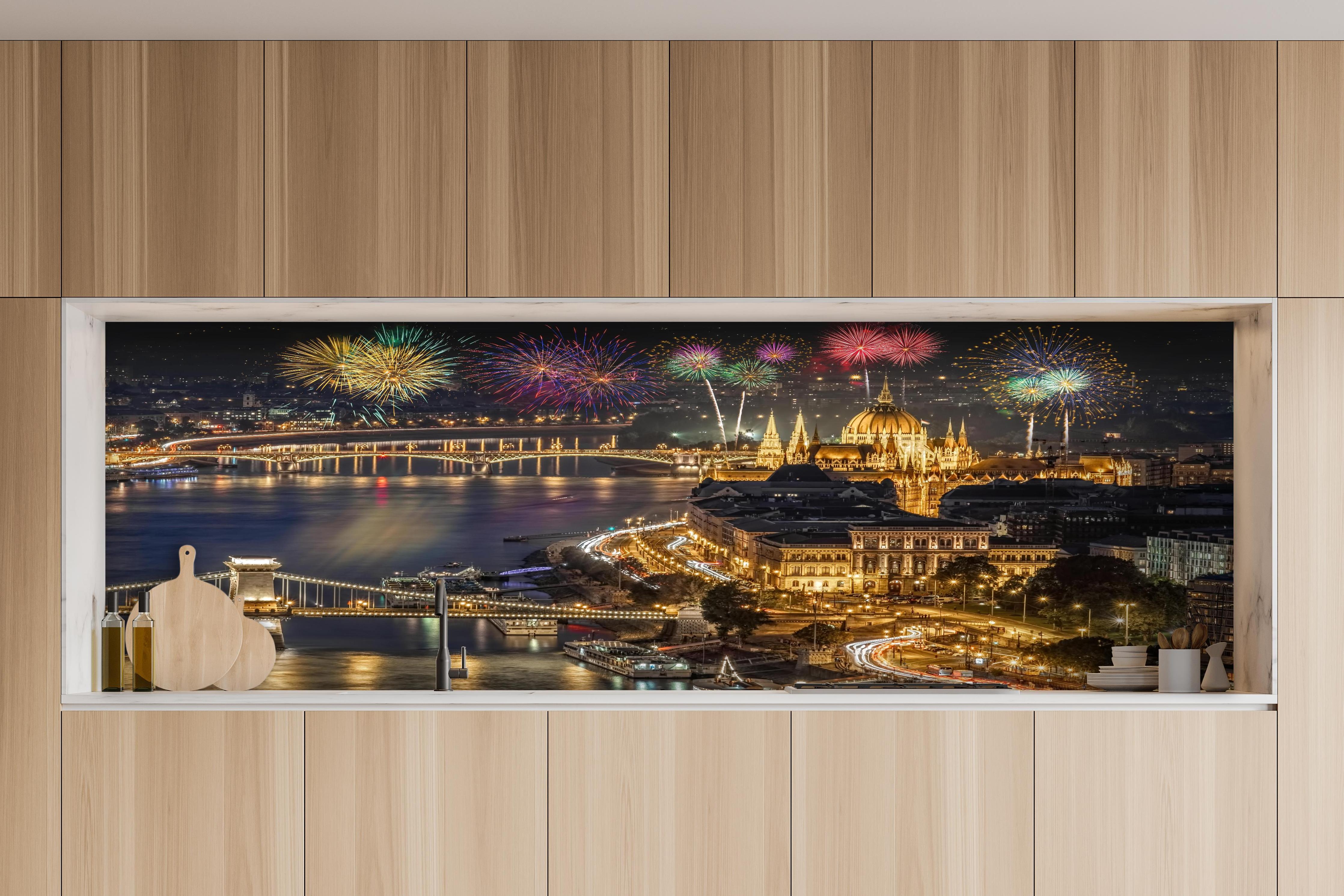 Küche - Feuerwerk über Budapest bei Nacht hinter weißen Hochglanz-Küchenregalen und schwarzem Wasserhahn