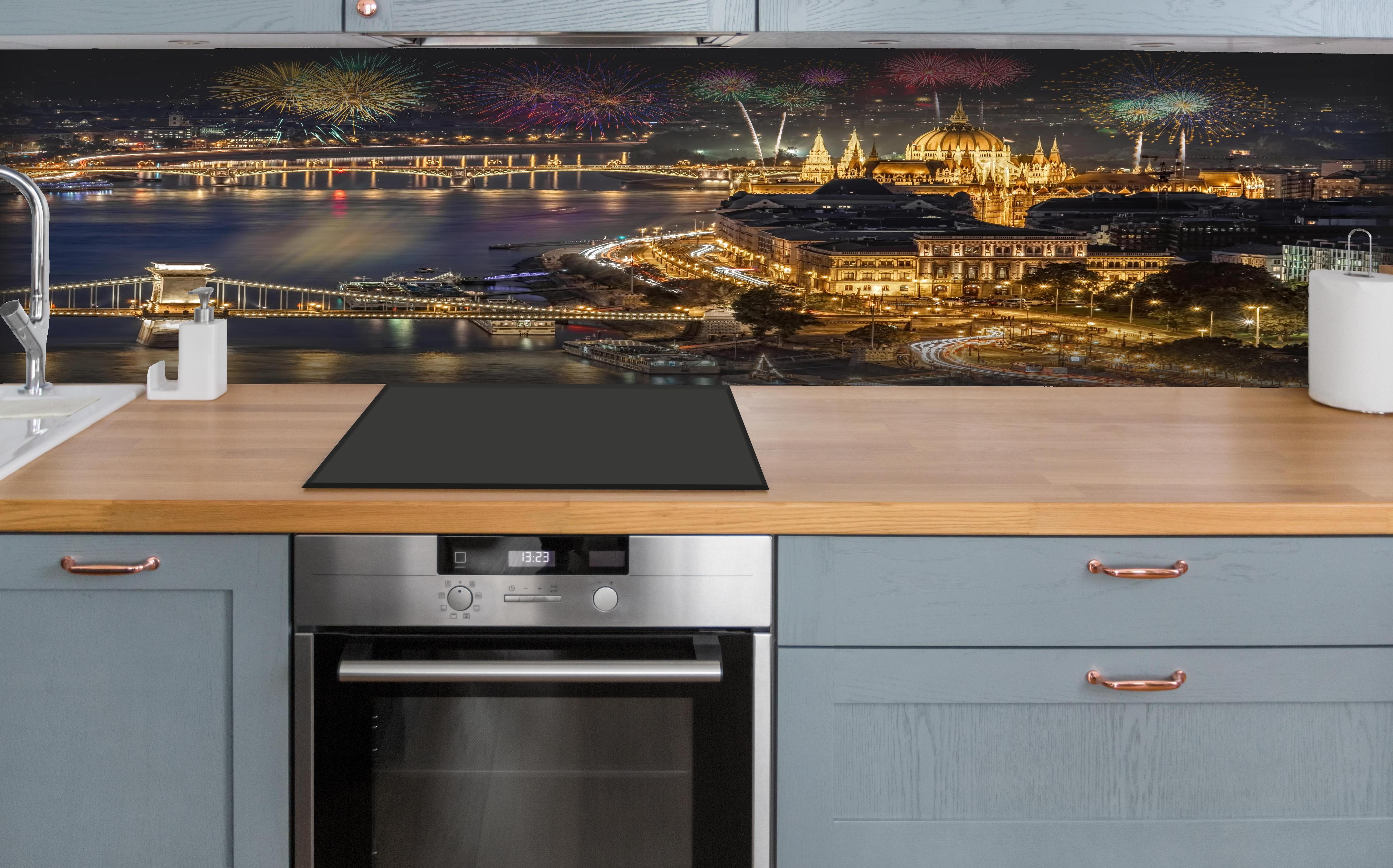 Küche - Feuerwerk über Budapest bei Nacht hinter weißen Hochglanz-Küchenregalen und schwarzem Wasserhahn