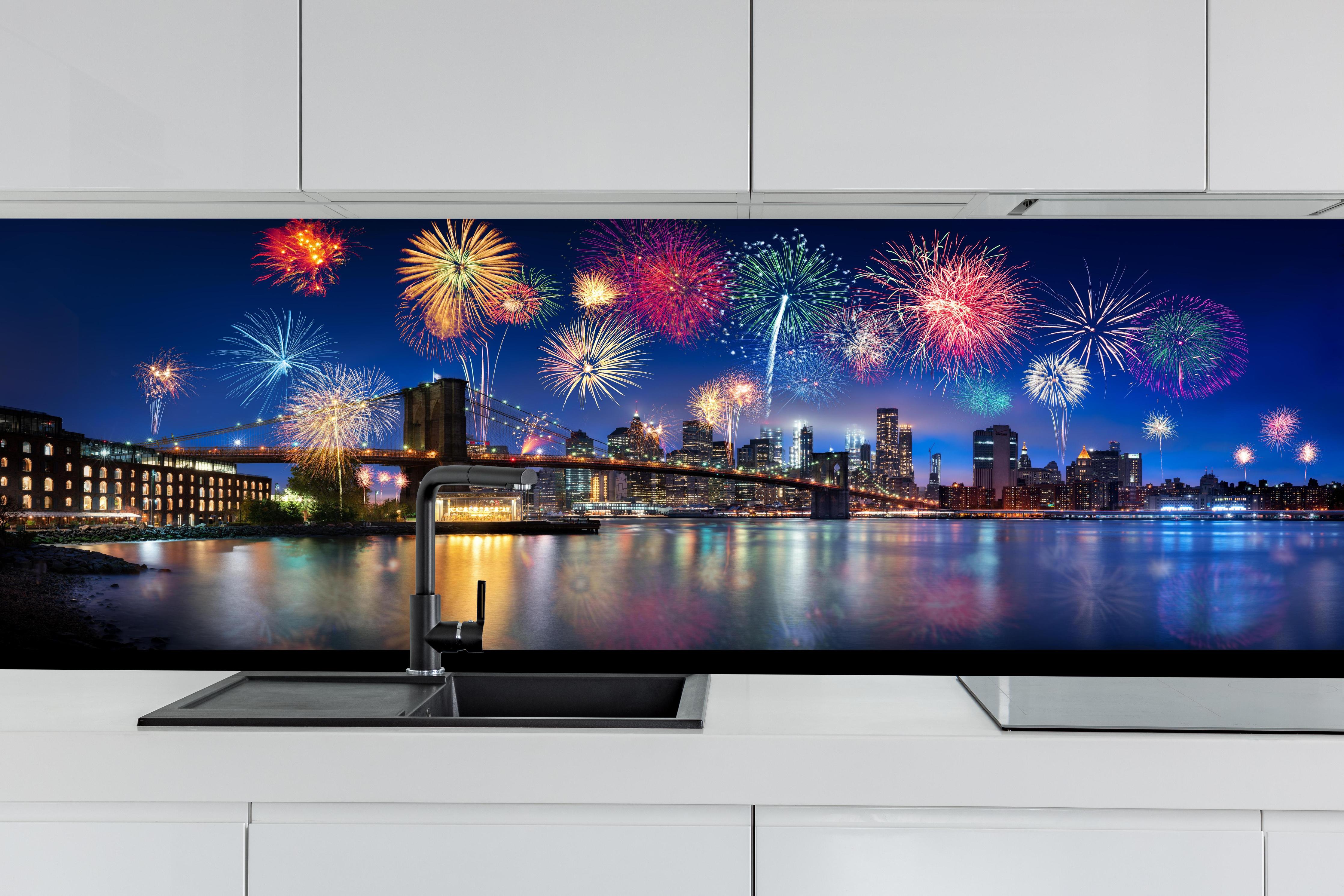 Küche - Feuerwerk über New York City hinter weißen Hochglanz-Küchenregalen und schwarzem Wasserhahn