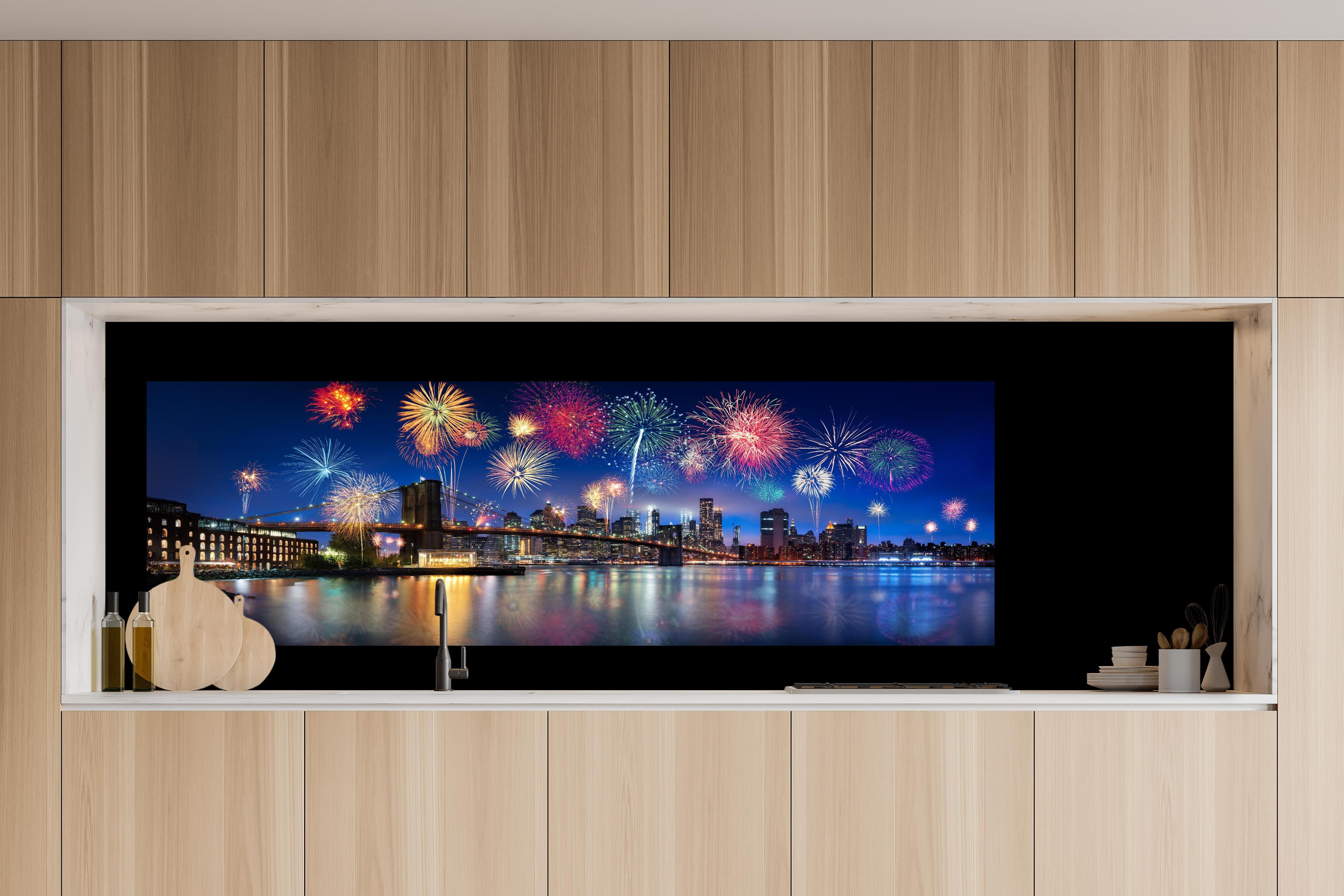 Küche - Feuerwerk über New York City hinter weißen Hochglanz-Küchenregalen und schwarzem Wasserhahn