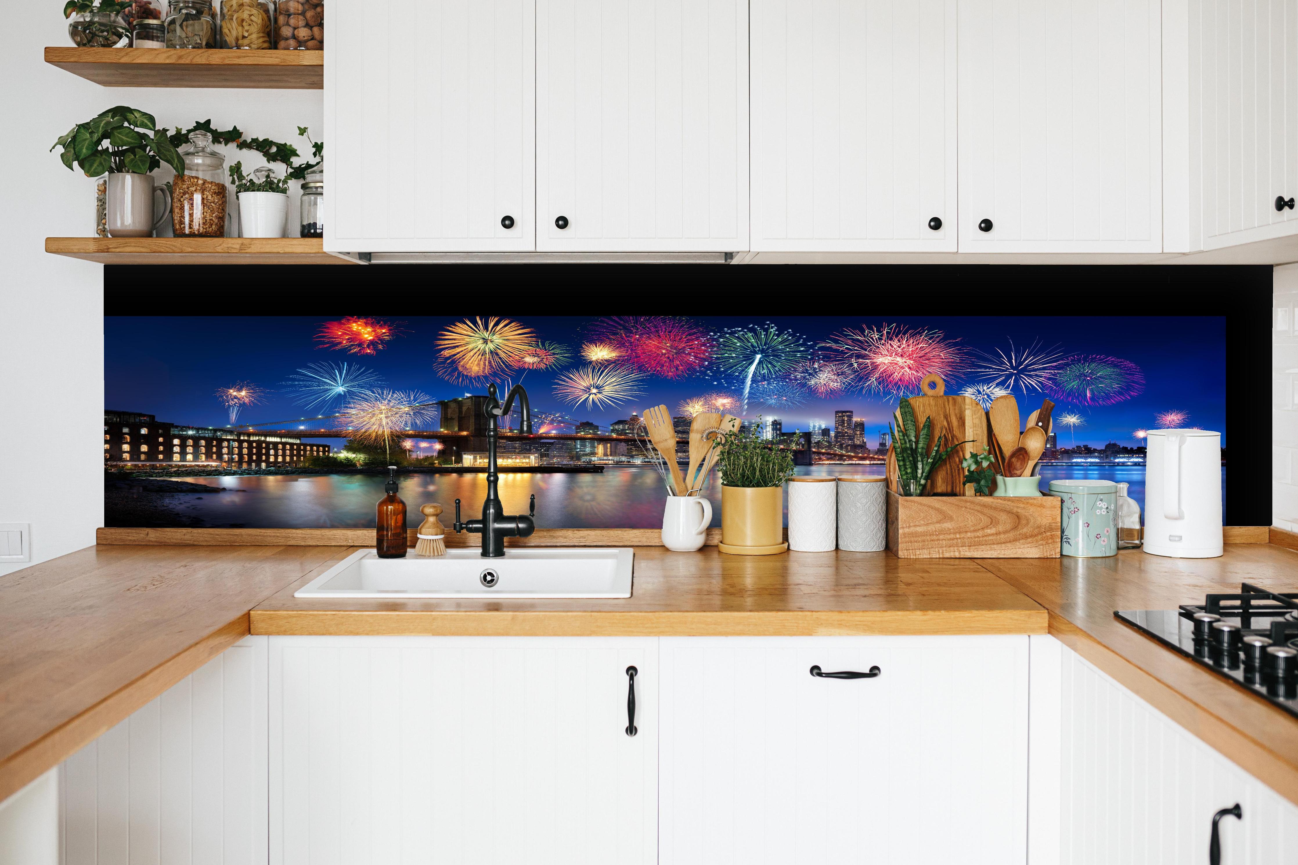 Küche - Feuerwerk über New York City hinter weißen Hochglanz-Küchenregalen und schwarzem Wasserhahn