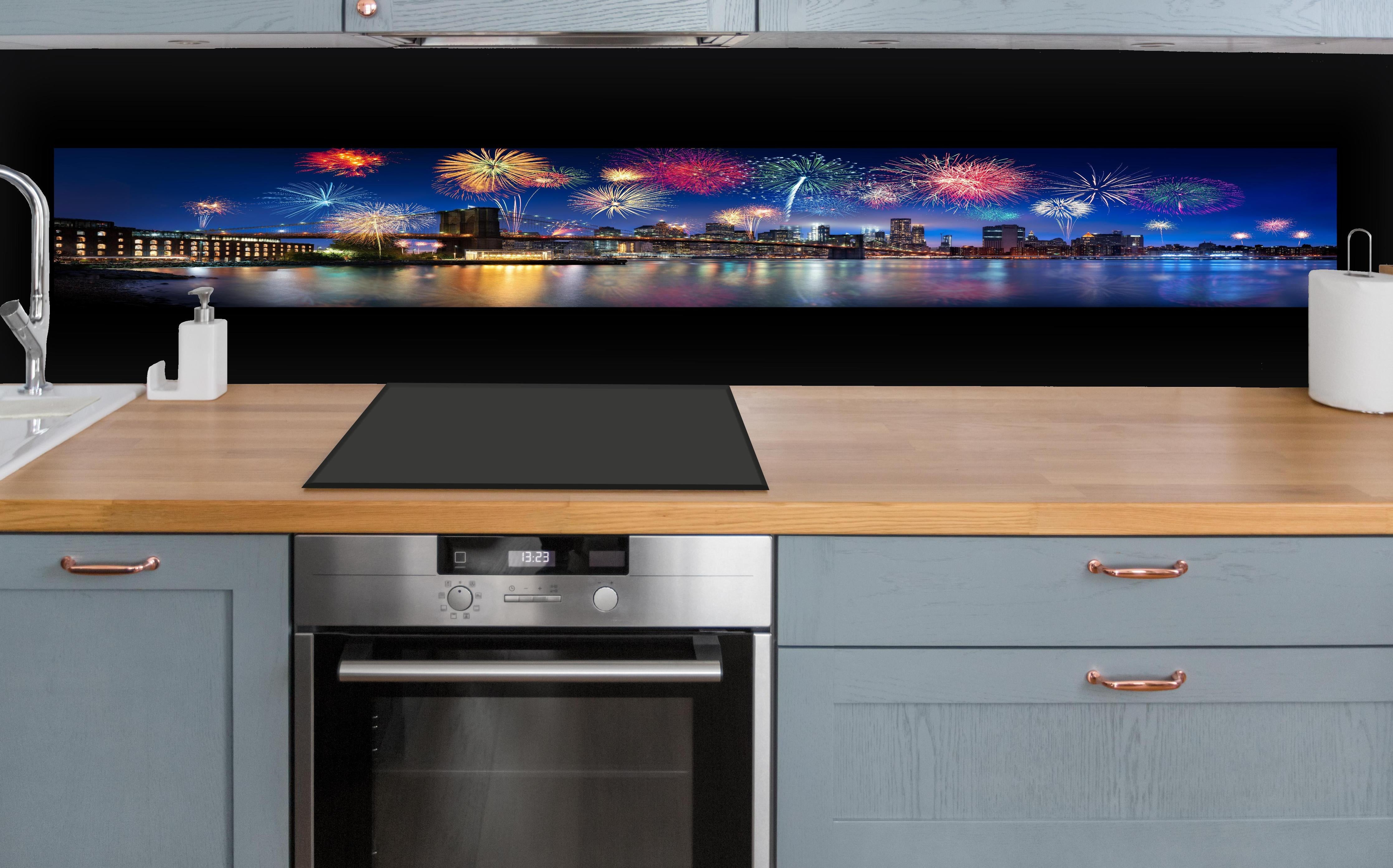 Küche - Feuerwerk über New York City hinter weißen Hochglanz-Küchenregalen und schwarzem Wasserhahn