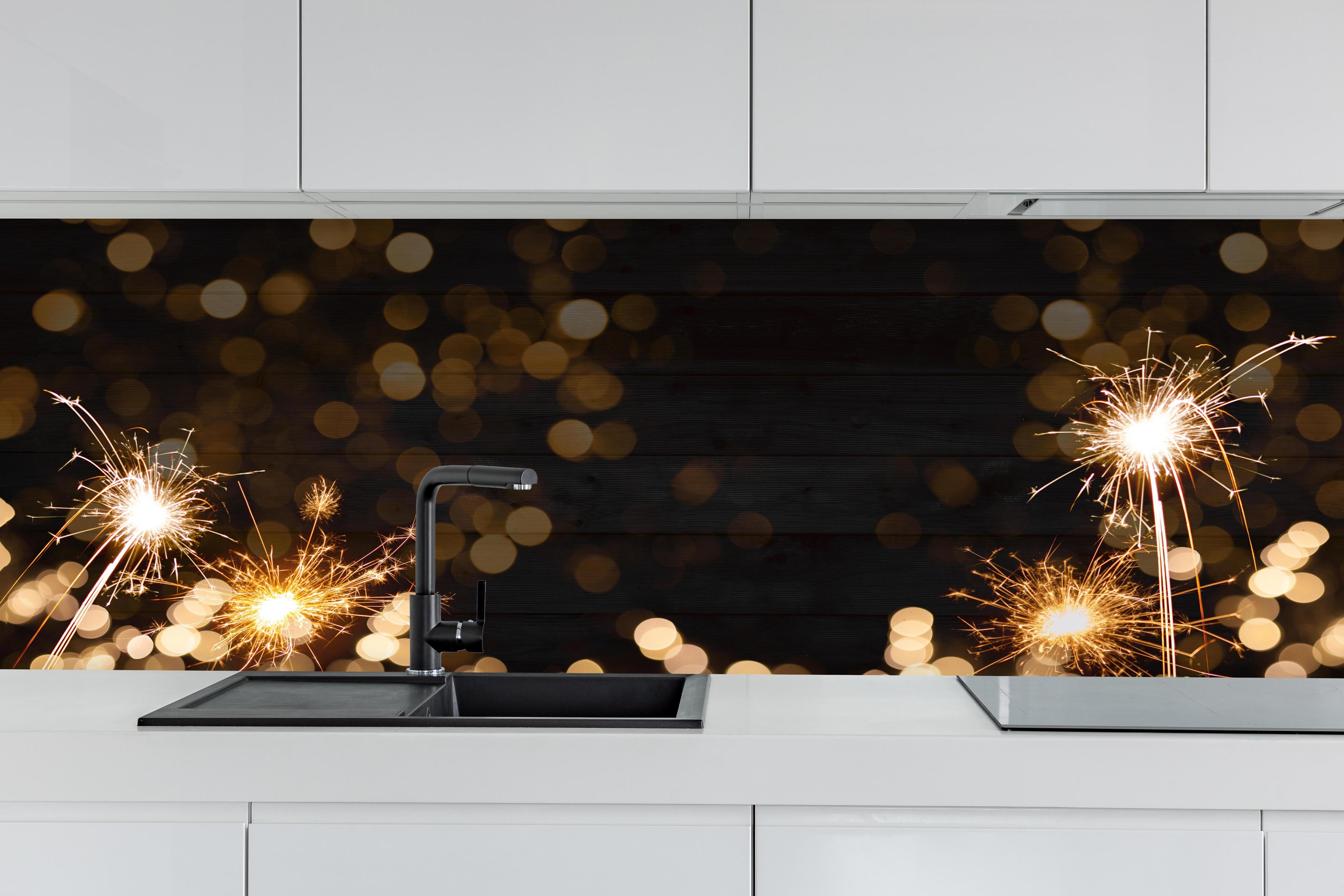 Küche - Feuerwerk und Sparkler Silvester Banner hinter weißen Hochglanz-Küchenregalen und schwarzem Wasserhahn