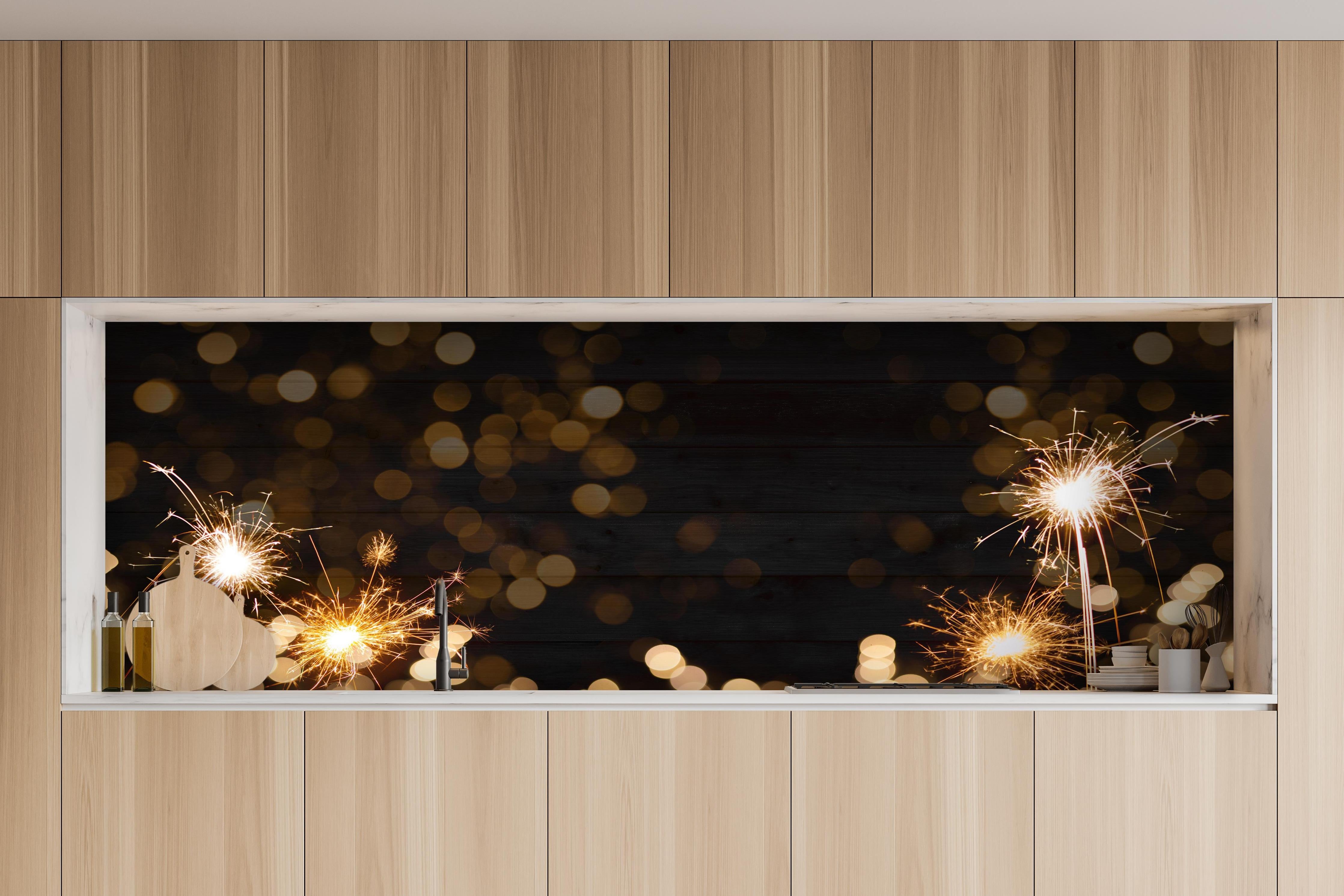 Küche - Feuerwerk und Sparkler Silvester Banner hinter weißen Hochglanz-Küchenregalen und schwarzem Wasserhahn