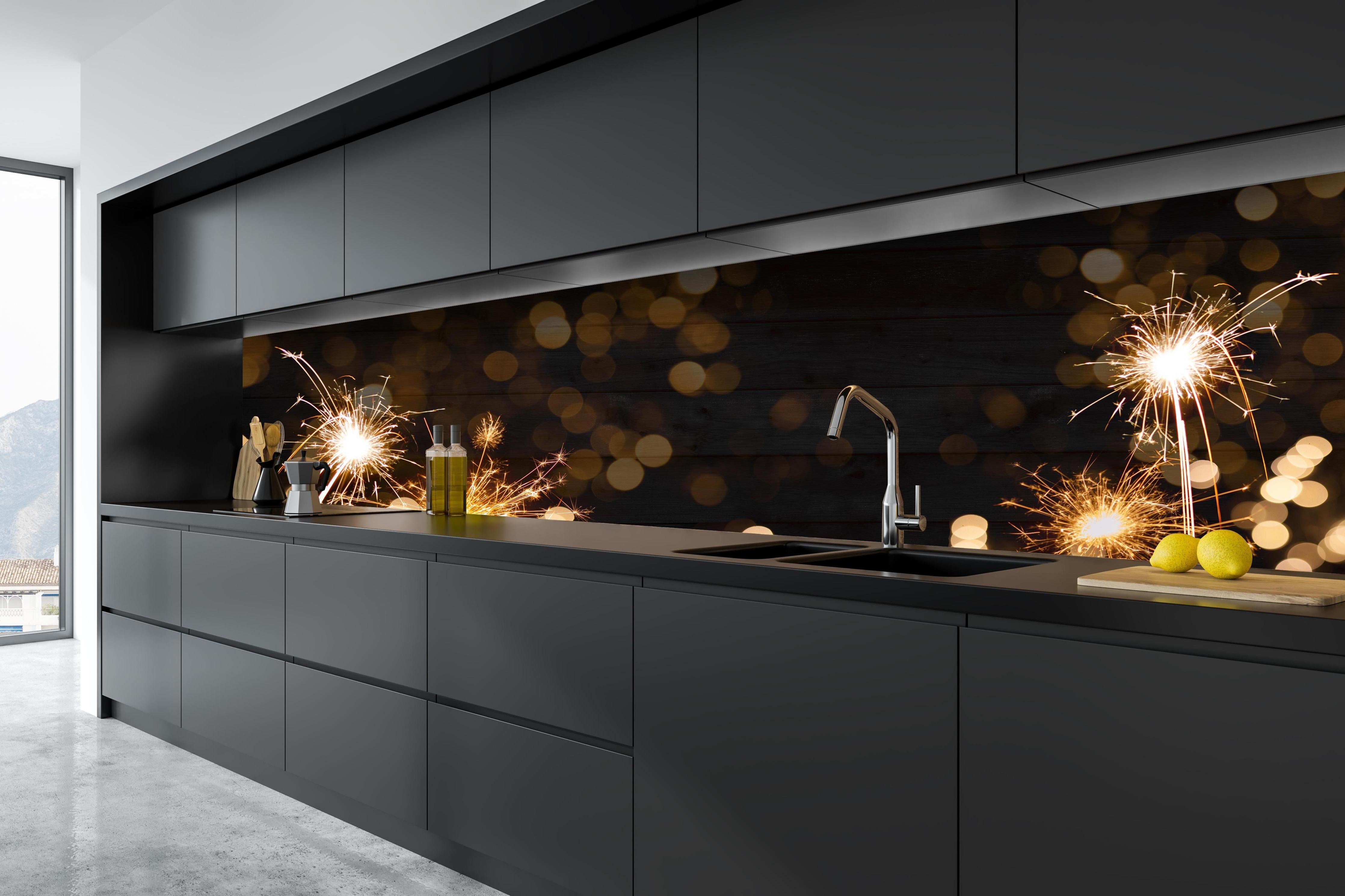 Küche - Feuerwerk und Sparkler Silvester Banner hinter weißen Hochglanz-Küchenregalen und schwarzem Wasserhahn