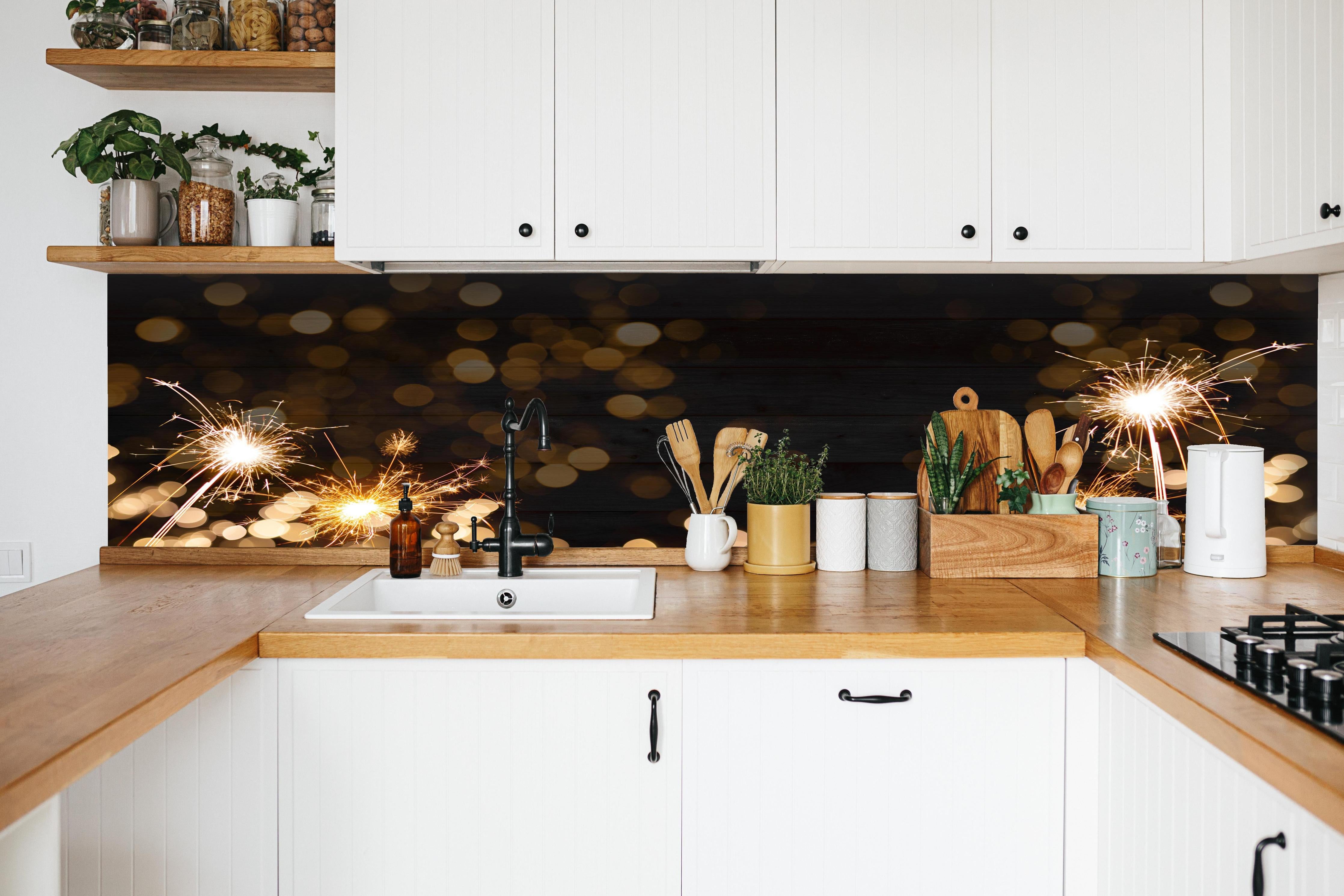 Küche - Feuerwerk und Sparkler Silvester Banner hinter weißen Hochglanz-Küchenregalen und schwarzem Wasserhahn