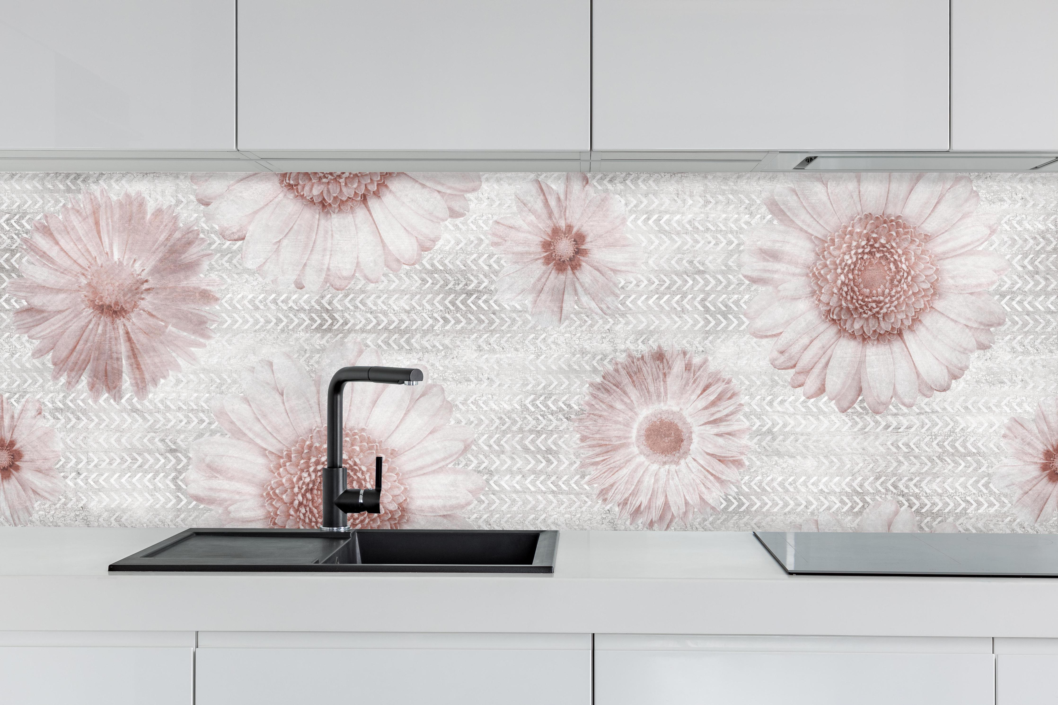 Küche - Floral Vintage Muster Grautöne auf Weiß hinter weißen Hochglanz-Küchenregalen und schwarzem Wasserhahn