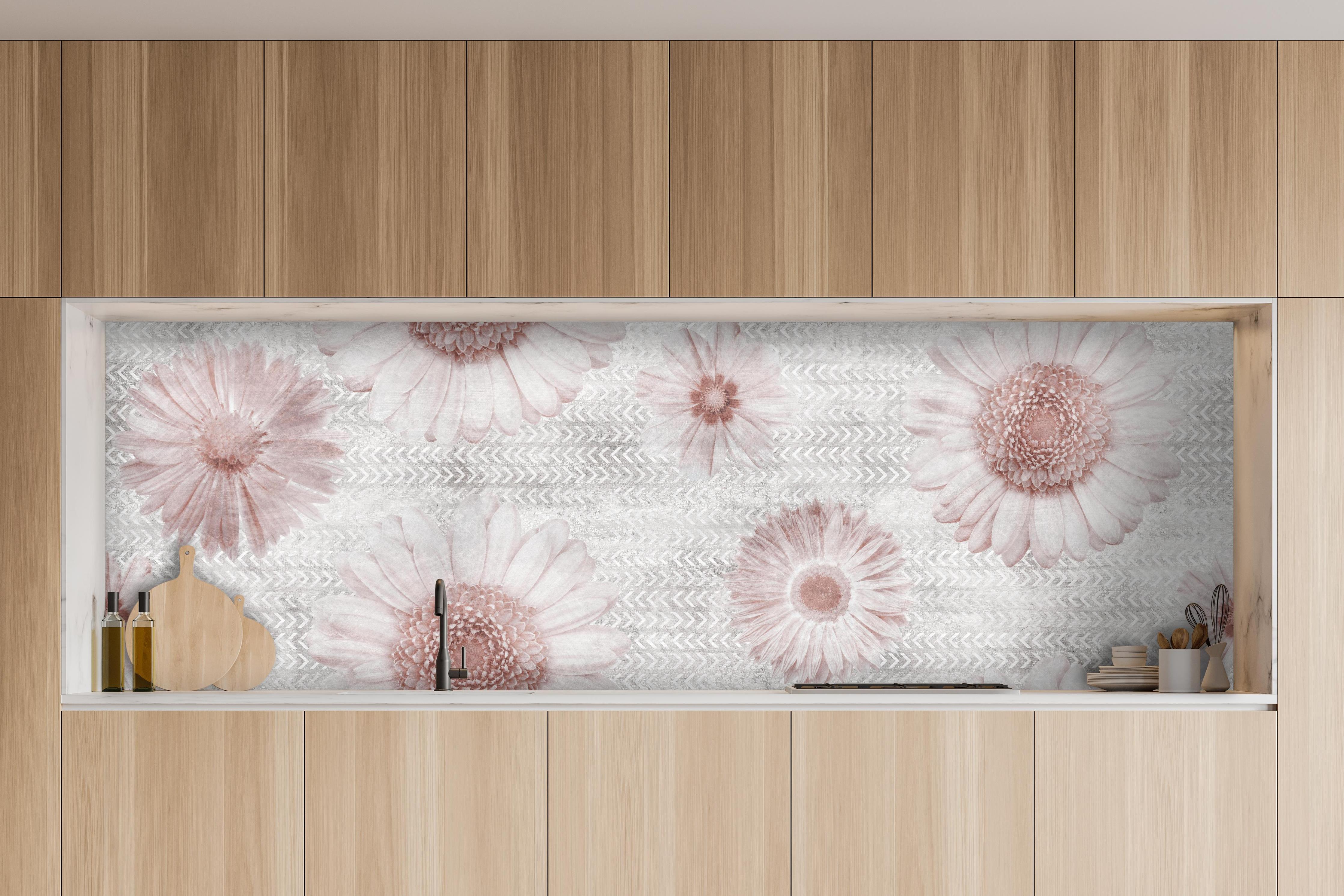 Küche - Floral Vintage Muster Grautöne auf Weiß hinter weißen Hochglanz-Küchenregalen und schwarzem Wasserhahn