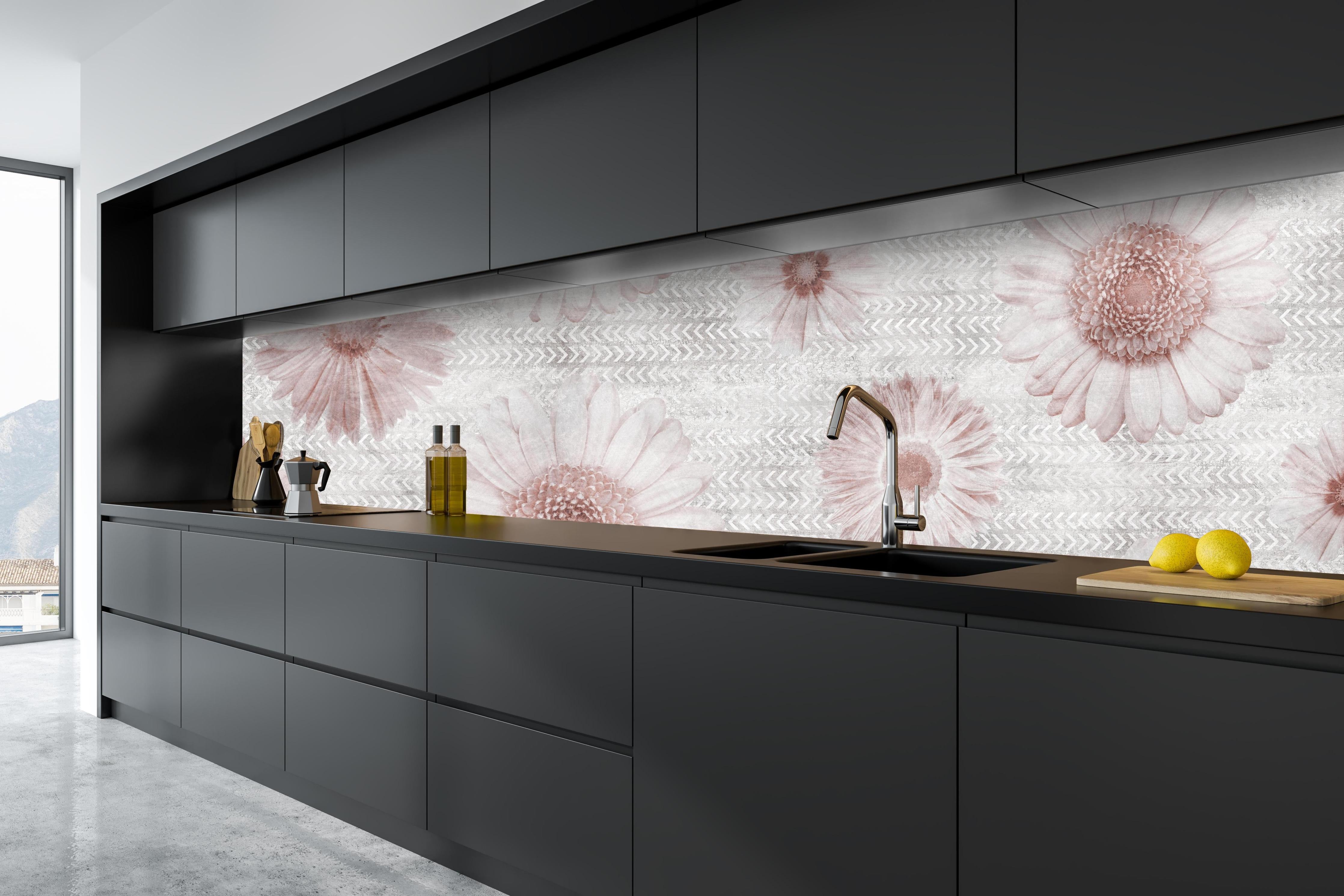 Küche - Floral Vintage Muster Grautöne auf Weiß hinter weißen Hochglanz-Küchenregalen und schwarzem Wasserhahn