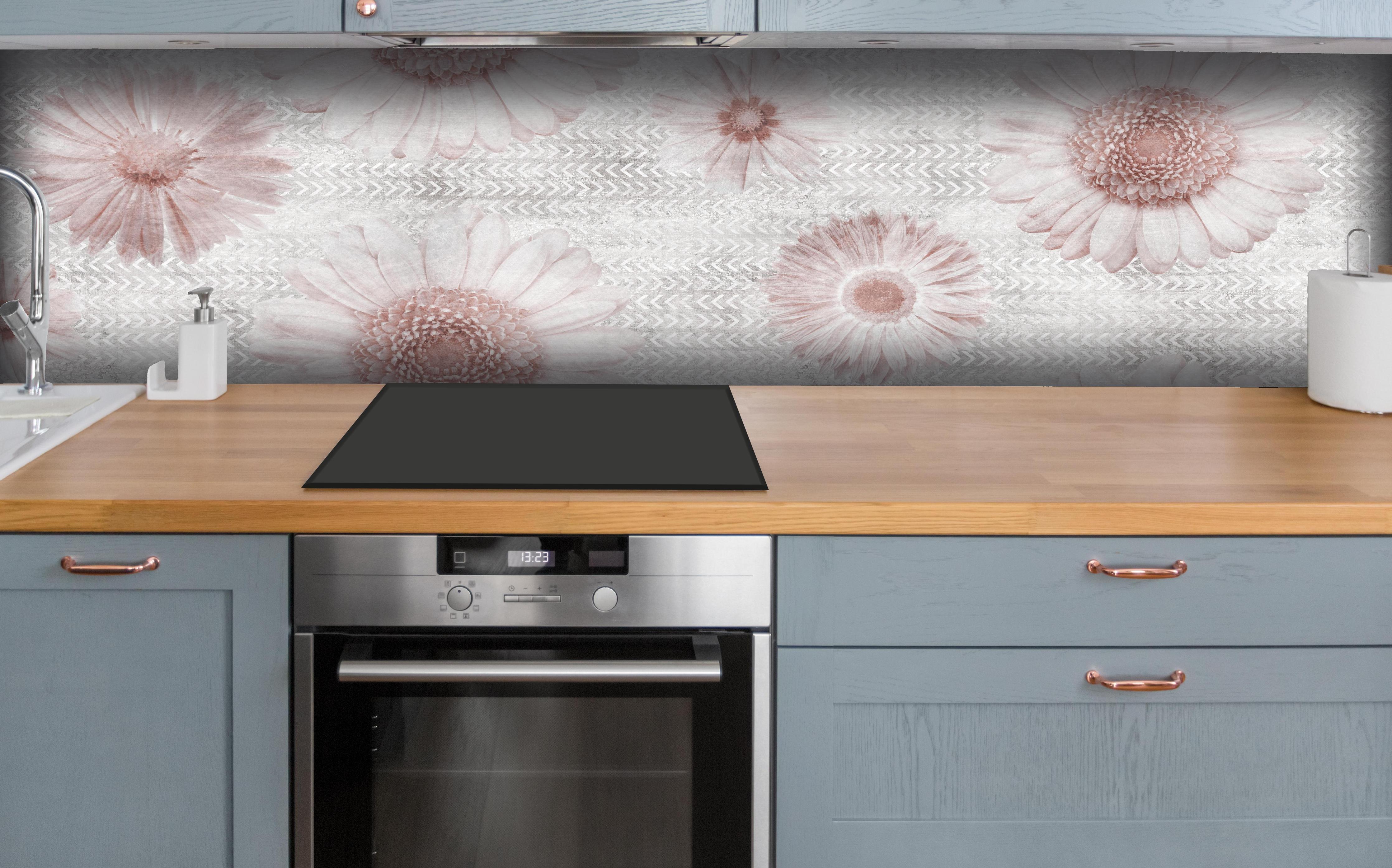 Küche - Floral Vintage Muster Grautöne auf Weiß hinter weißen Hochglanz-Küchenregalen und schwarzem Wasserhahn