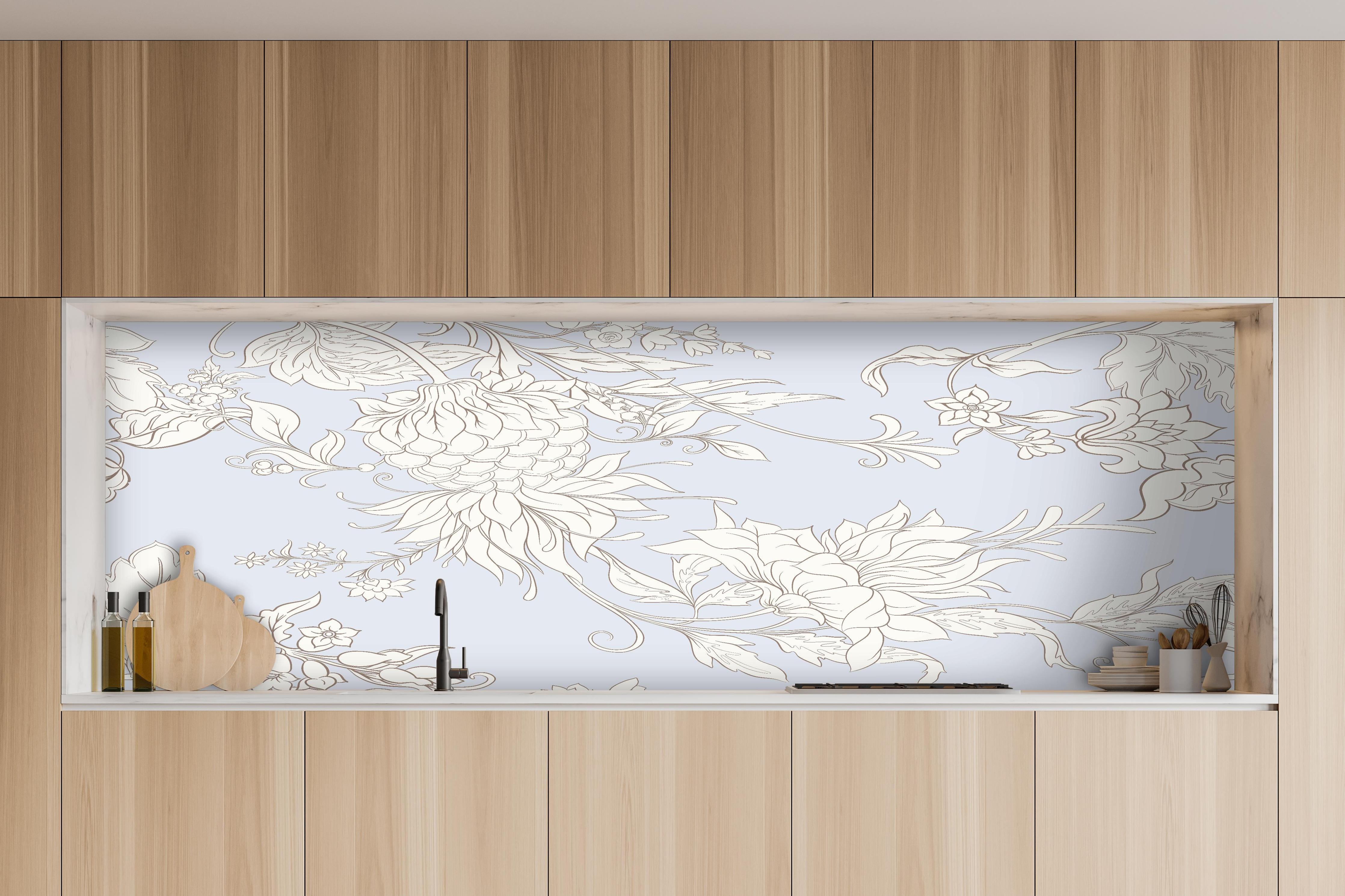 Küche - Floral Weiß-Grau Muster Design hinter weißen Hochglanz-Küchenregalen und schwarzem Wasserhahn