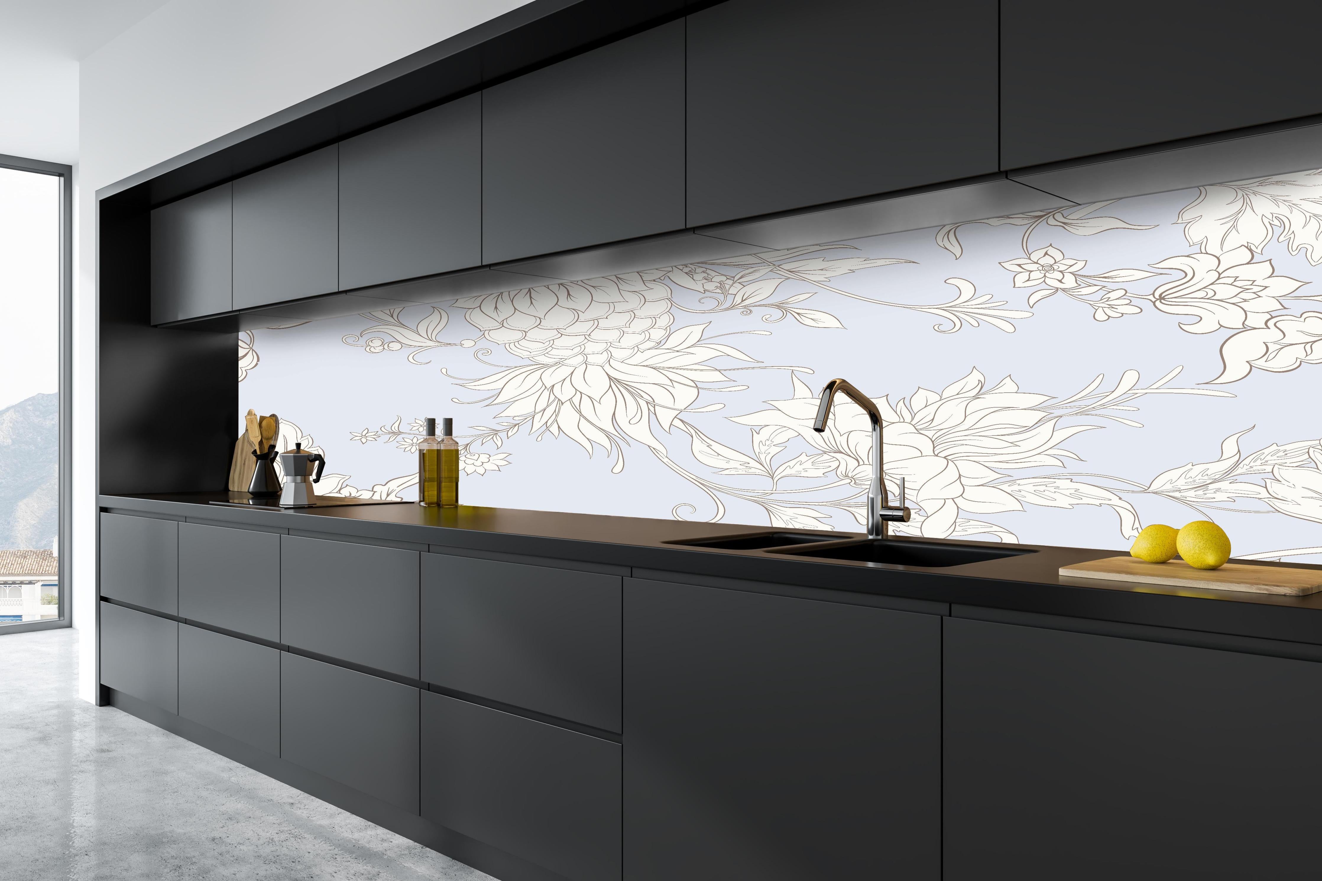 Küche - Floral Weiß-Grau Muster Design hinter weißen Hochglanz-Küchenregalen und schwarzem Wasserhahn