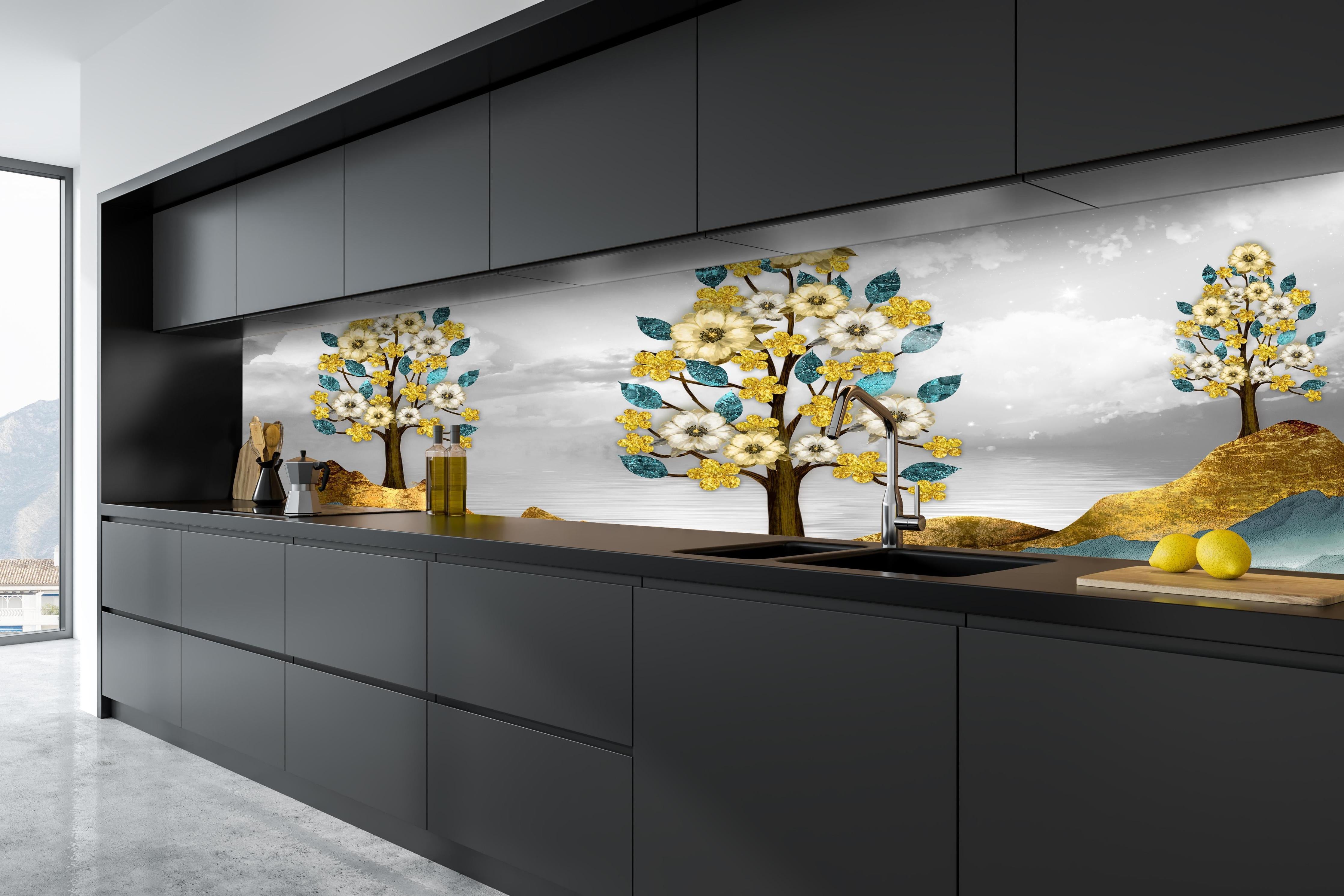 Küche - Florale Kunstmalerei - Natur hinter weißen Hochglanz-Küchenregalen und schwarzem Wasserhahn