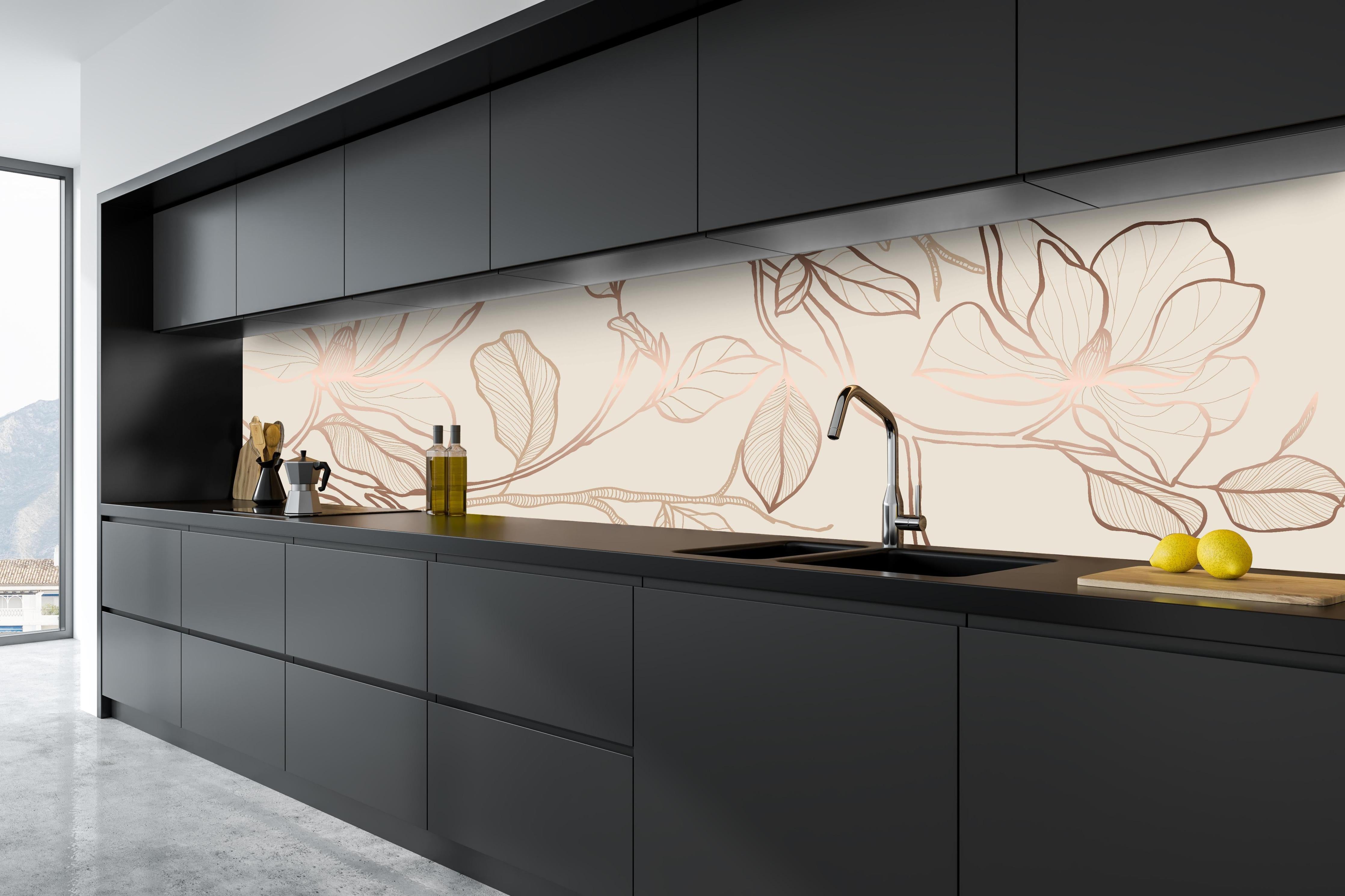 Küche - Florale Linienkunst Beige-Rosa Abstufungen hinter weißen Hochglanz-Küchenregalen und schwarzem Wasserhahn