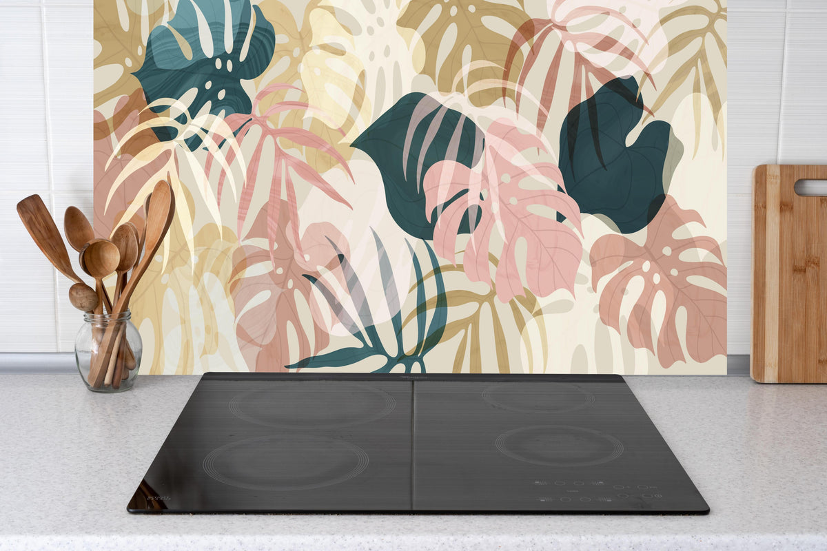 Küche - Florale Tapete mit zarten Pastellfarben hinter weißen Hochglanz-Küchenregalen und schwarzem Wasserhahn