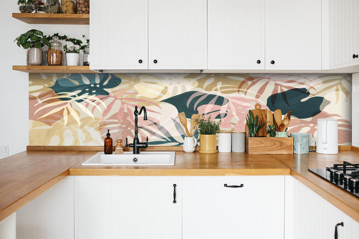 Küche - Florale Tapete mit zarten Pastellfarben hinter weißen Hochglanz-Küchenregalen und schwarzem Wasserhahn