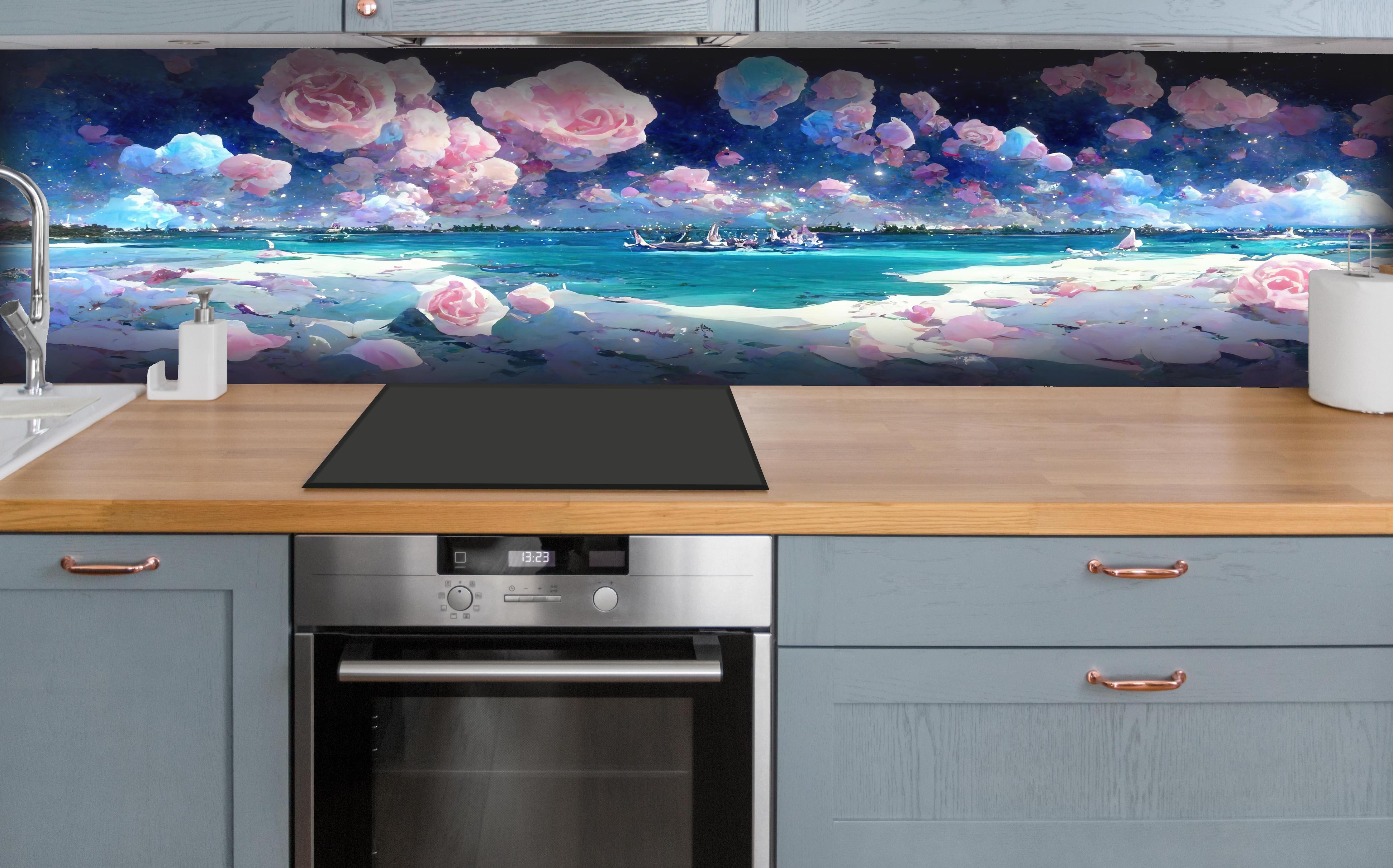 Küche - Florale Traumwelt - Ozean hinter weißen Hochglanz-Küchenregalen und schwarzem Wasserhahn