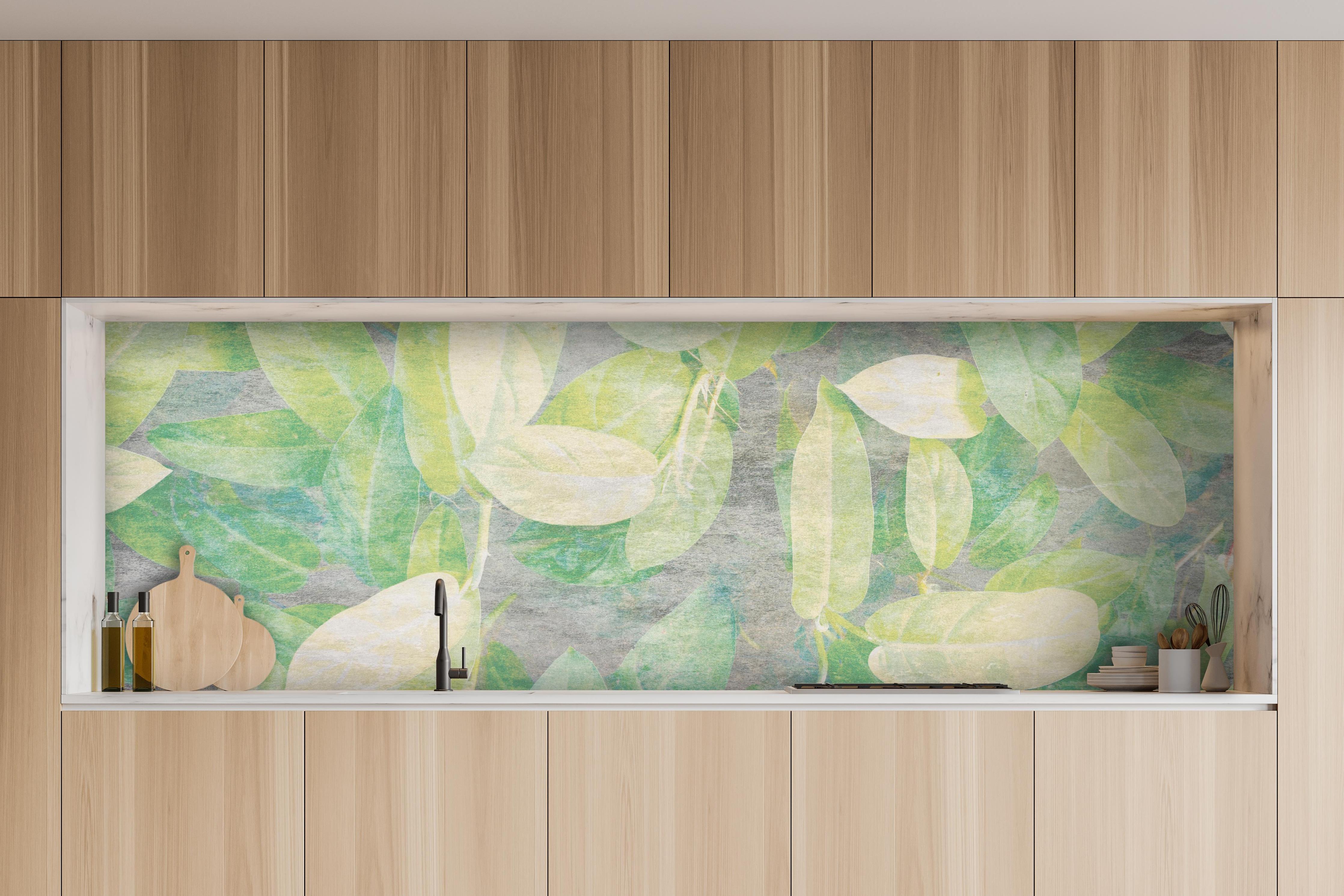 Küche - Florale Wand - Gräulich hinter weißen Hochglanz-Küchenregalen und schwarzem Wasserhahn