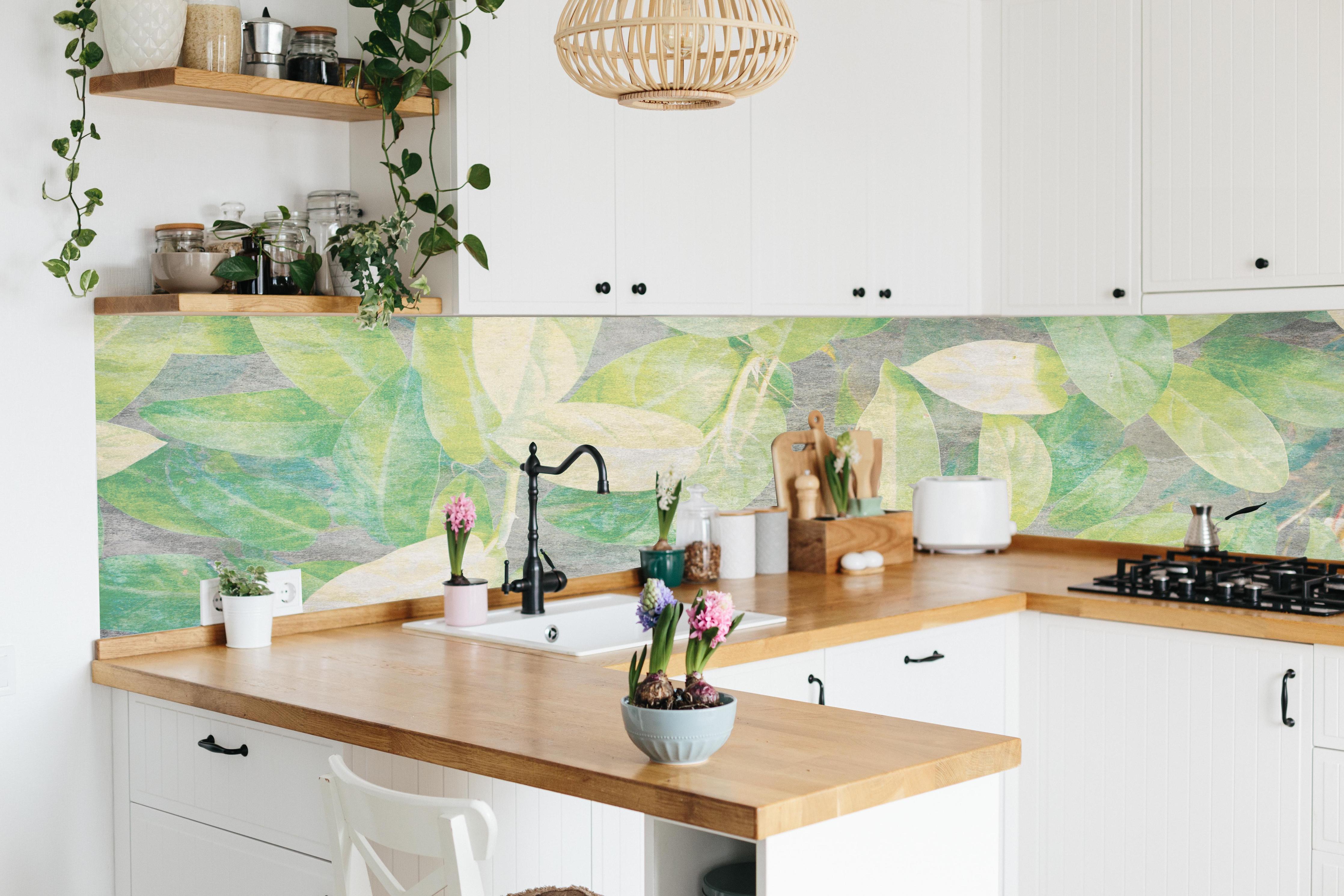 Küche - Florale Wand - Gräulich hinter weißen Hochglanz-Küchenregalen und schwarzem Wasserhahn