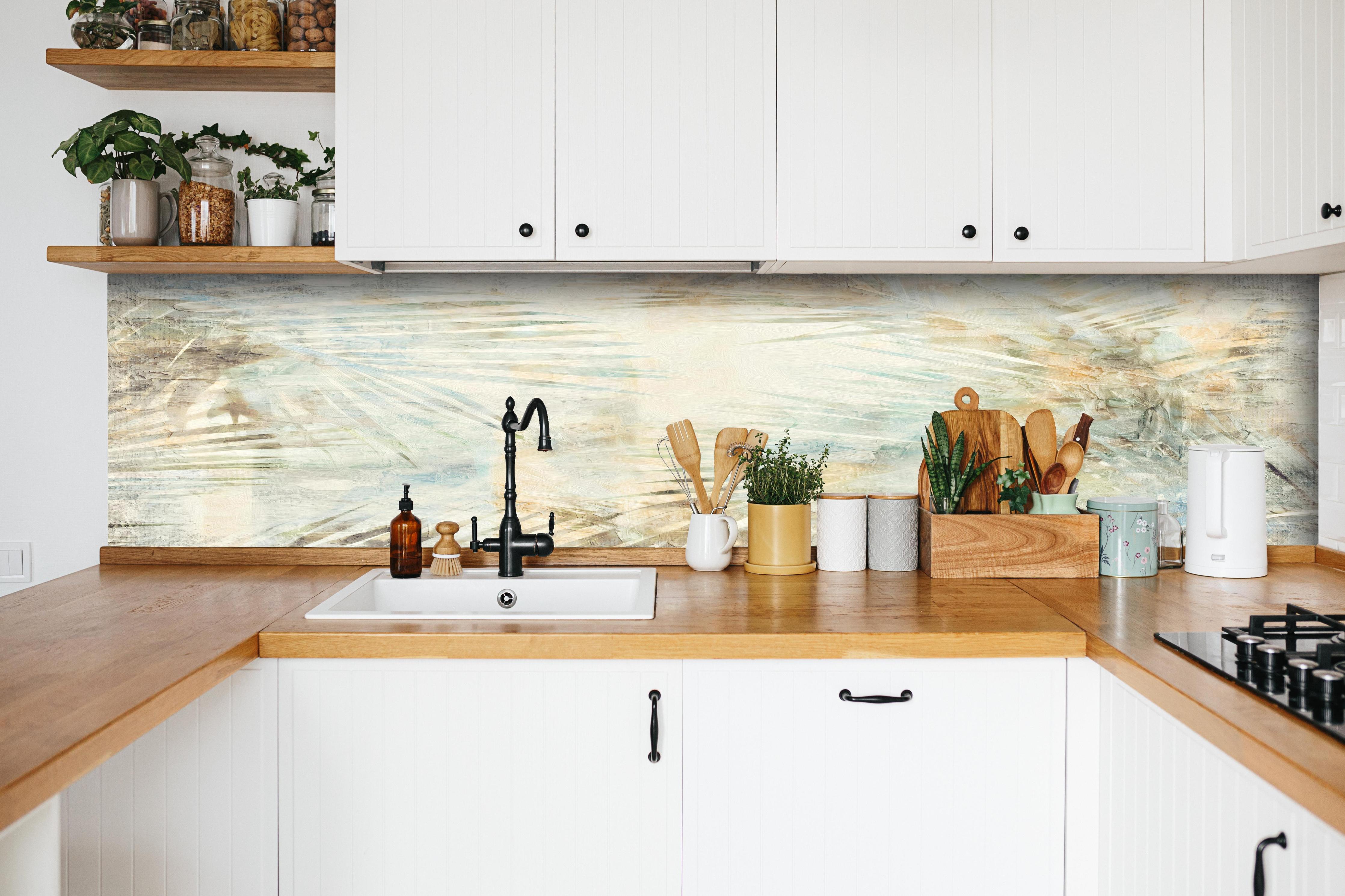 Küche - Florale Wand - Moderne Kunst hinter weißen Hochglanz-Küchenregalen und schwarzem Wasserhahn
