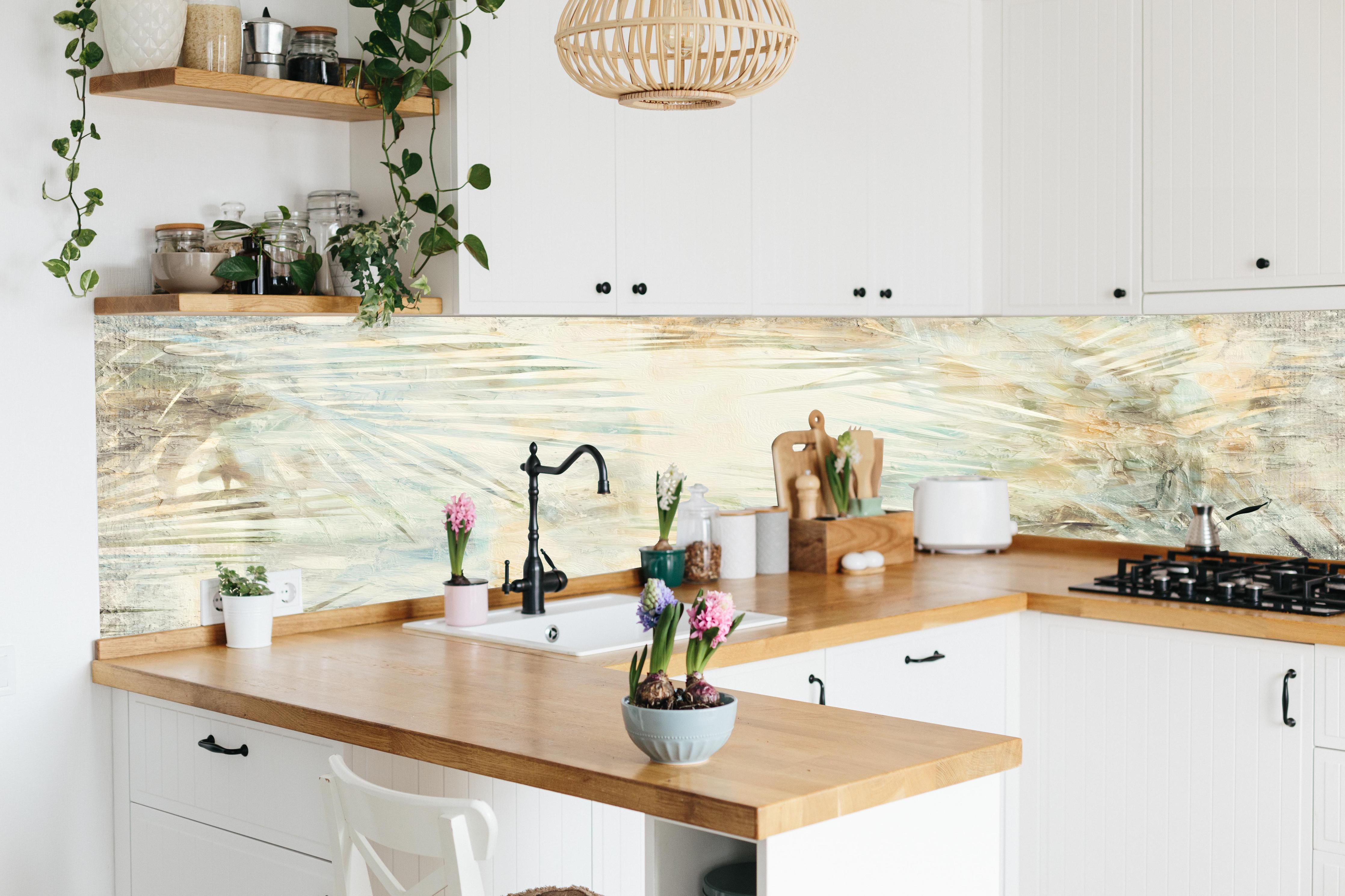 Küche - Florale Wand - Moderne Kunst hinter weißen Hochglanz-Küchenregalen und schwarzem Wasserhahn