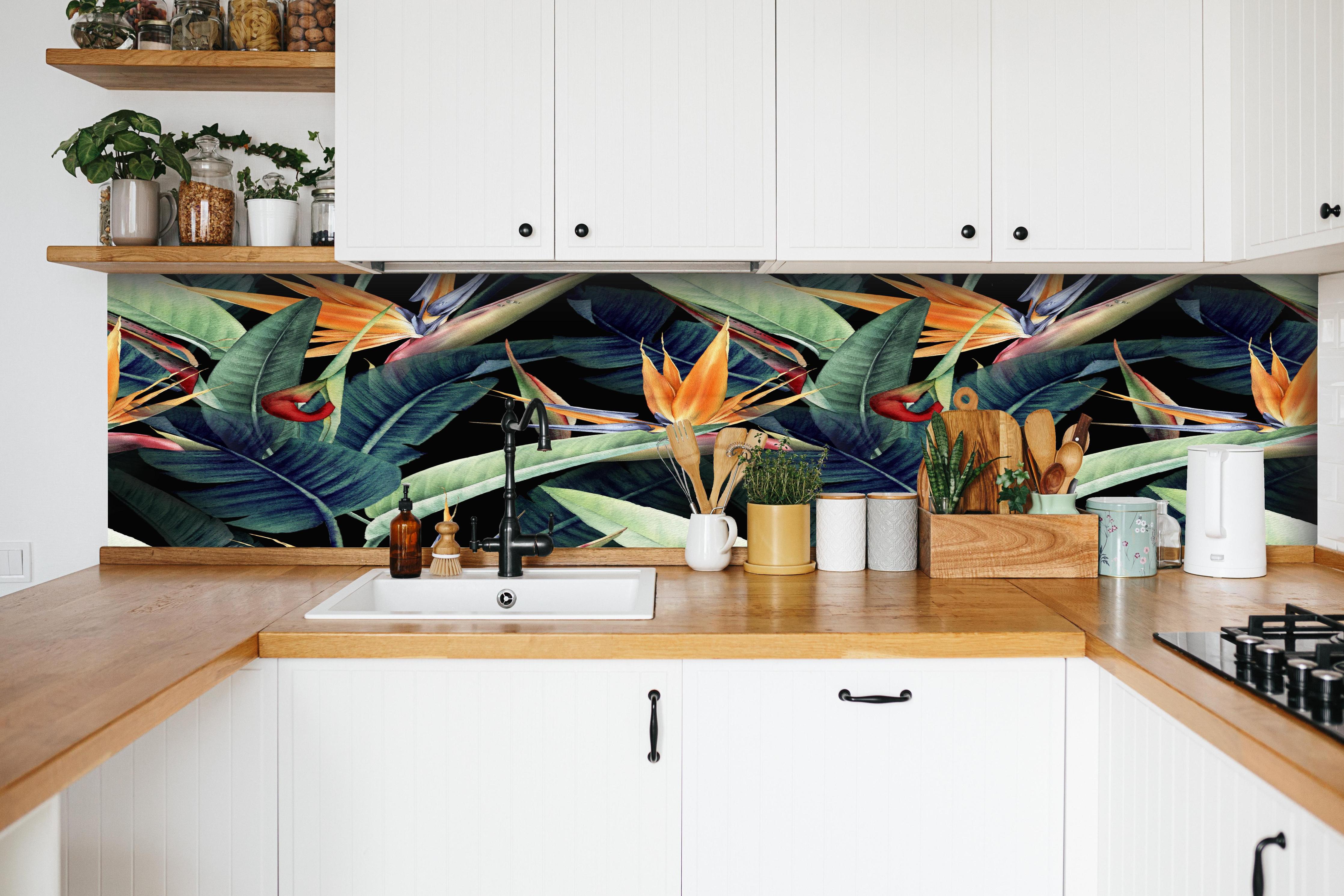 Küche - Florales Blätter Muster hinter weißen Hochglanz-Küchenregalen und schwarzem Wasserhahn