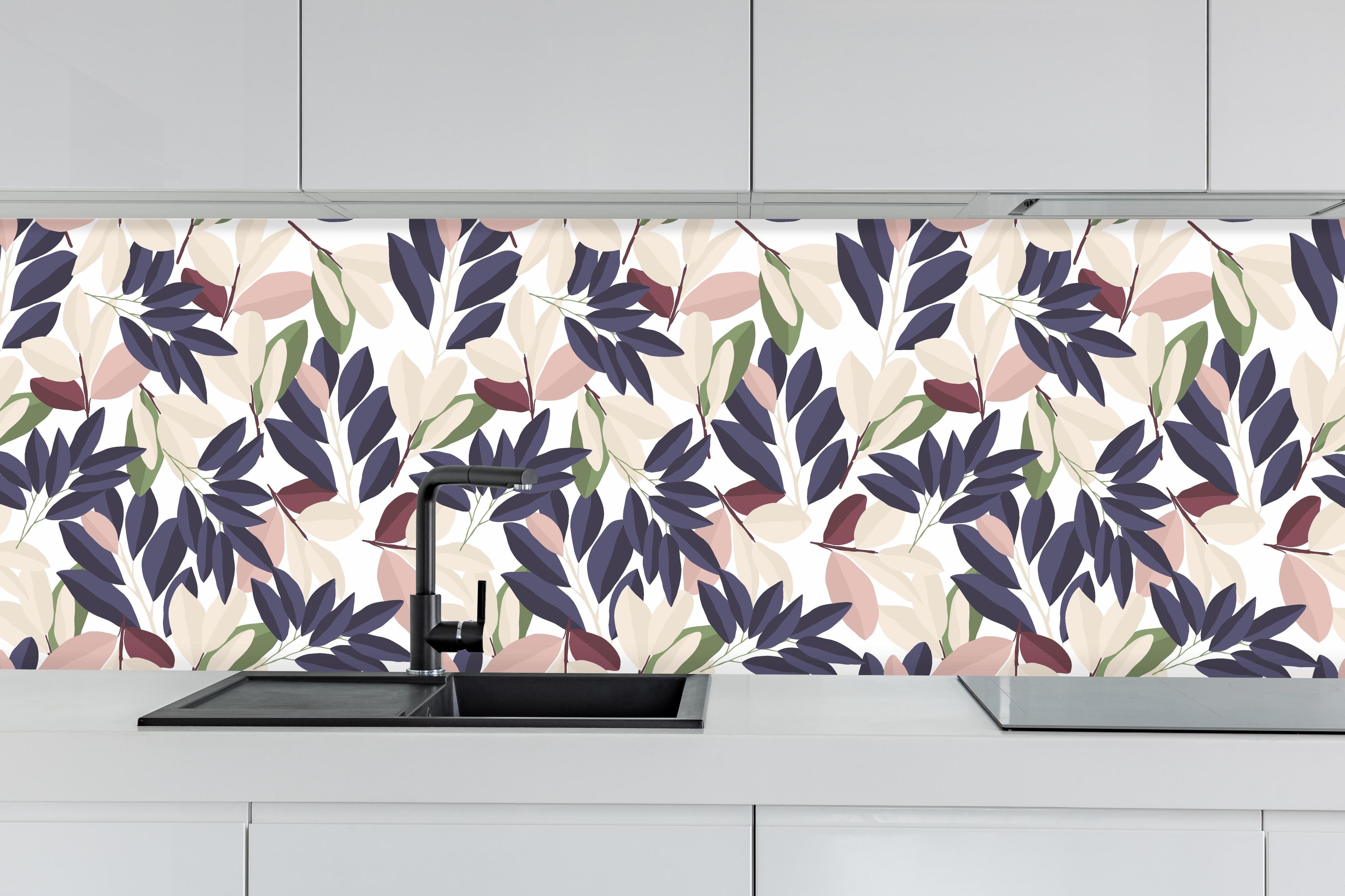 Küche - Florales Design in sanften Pastellnuancen hinter weißen Hochglanz-Küchenregalen und schwarzem Wasserhahn