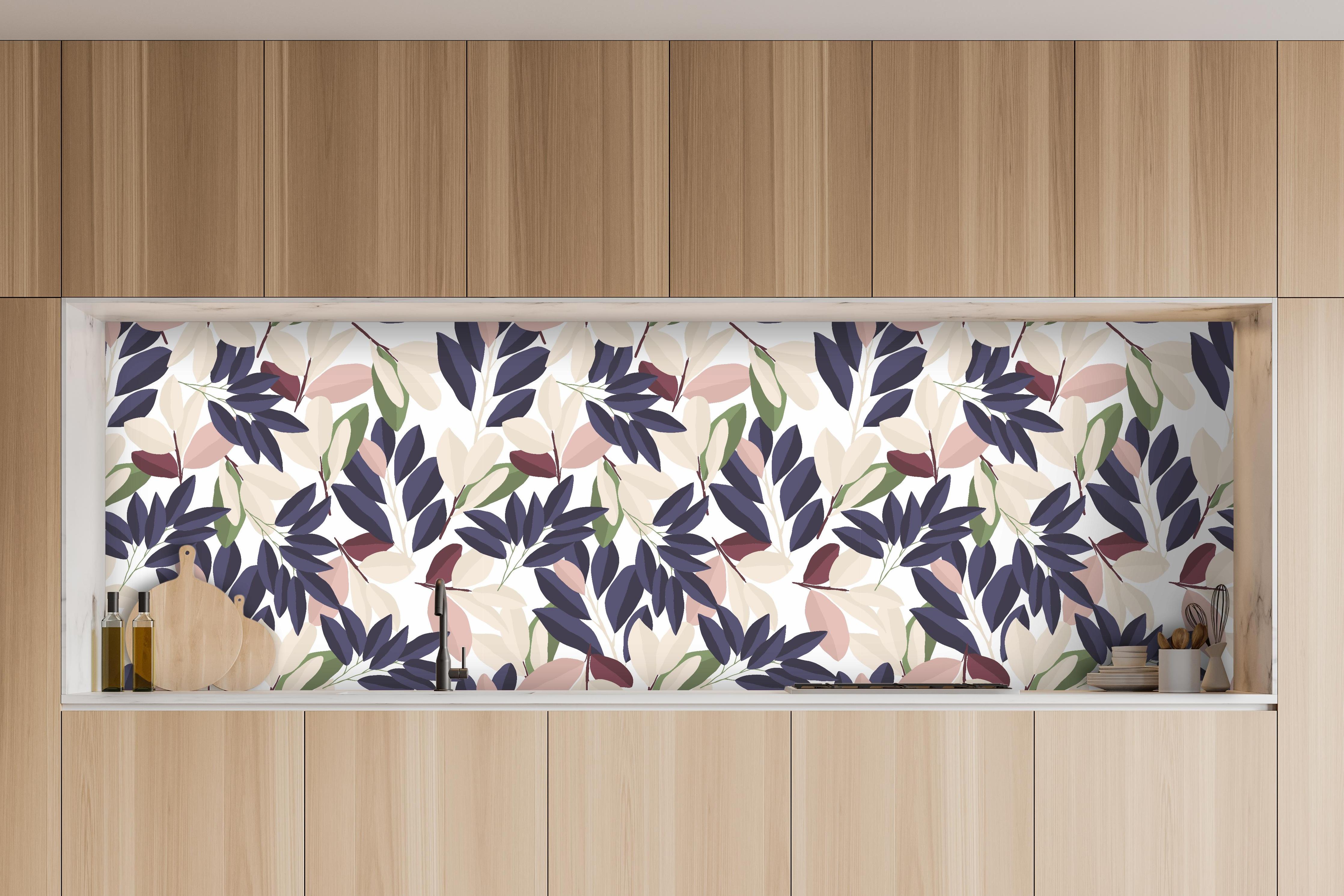 Küche - Florales Design in sanften Pastellnuancen hinter weißen Hochglanz-Küchenregalen und schwarzem Wasserhahn