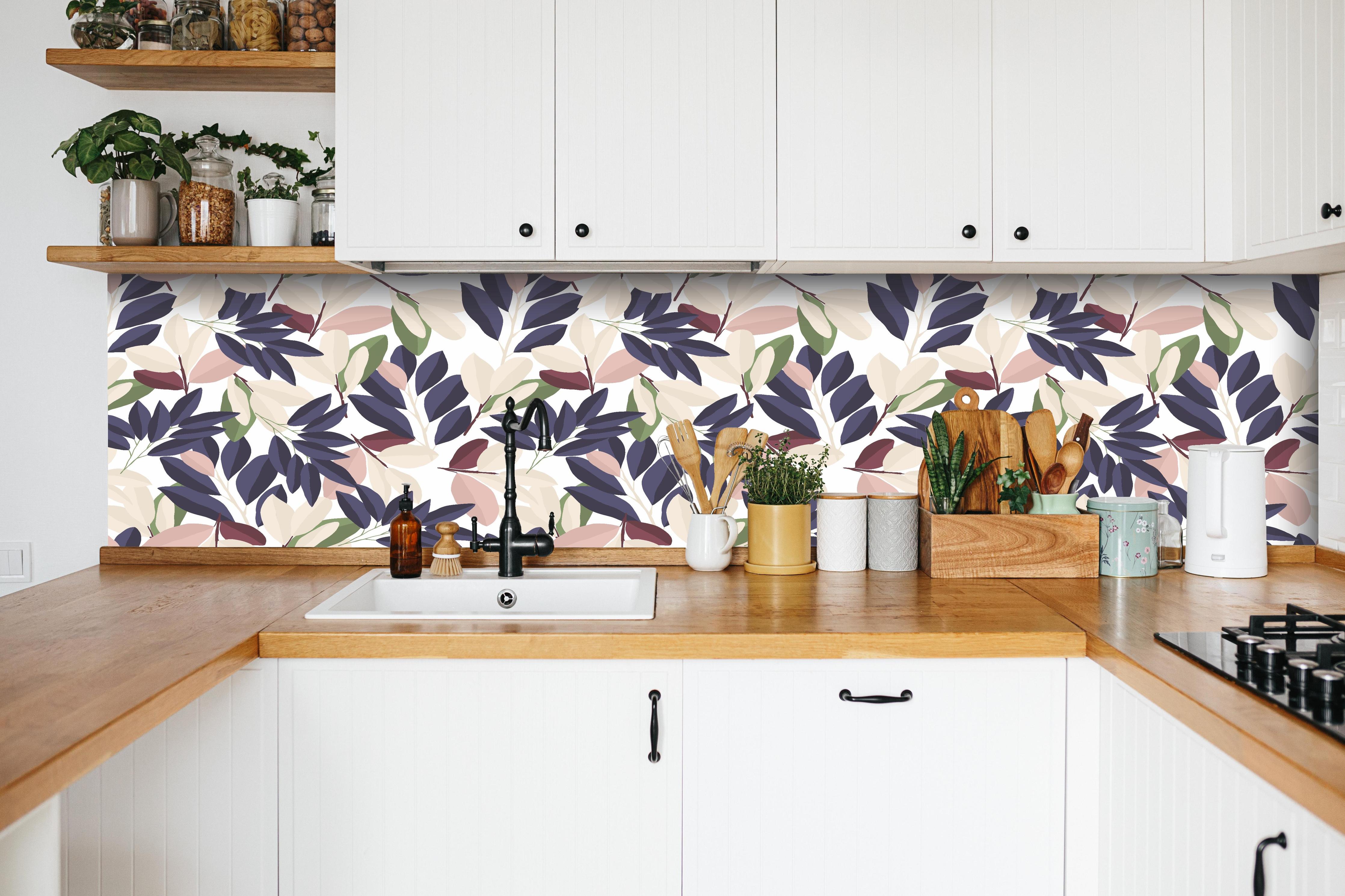 Küche - Florales Design in sanften Pastellnuancen hinter weißen Hochglanz-Küchenregalen und schwarzem Wasserhahn