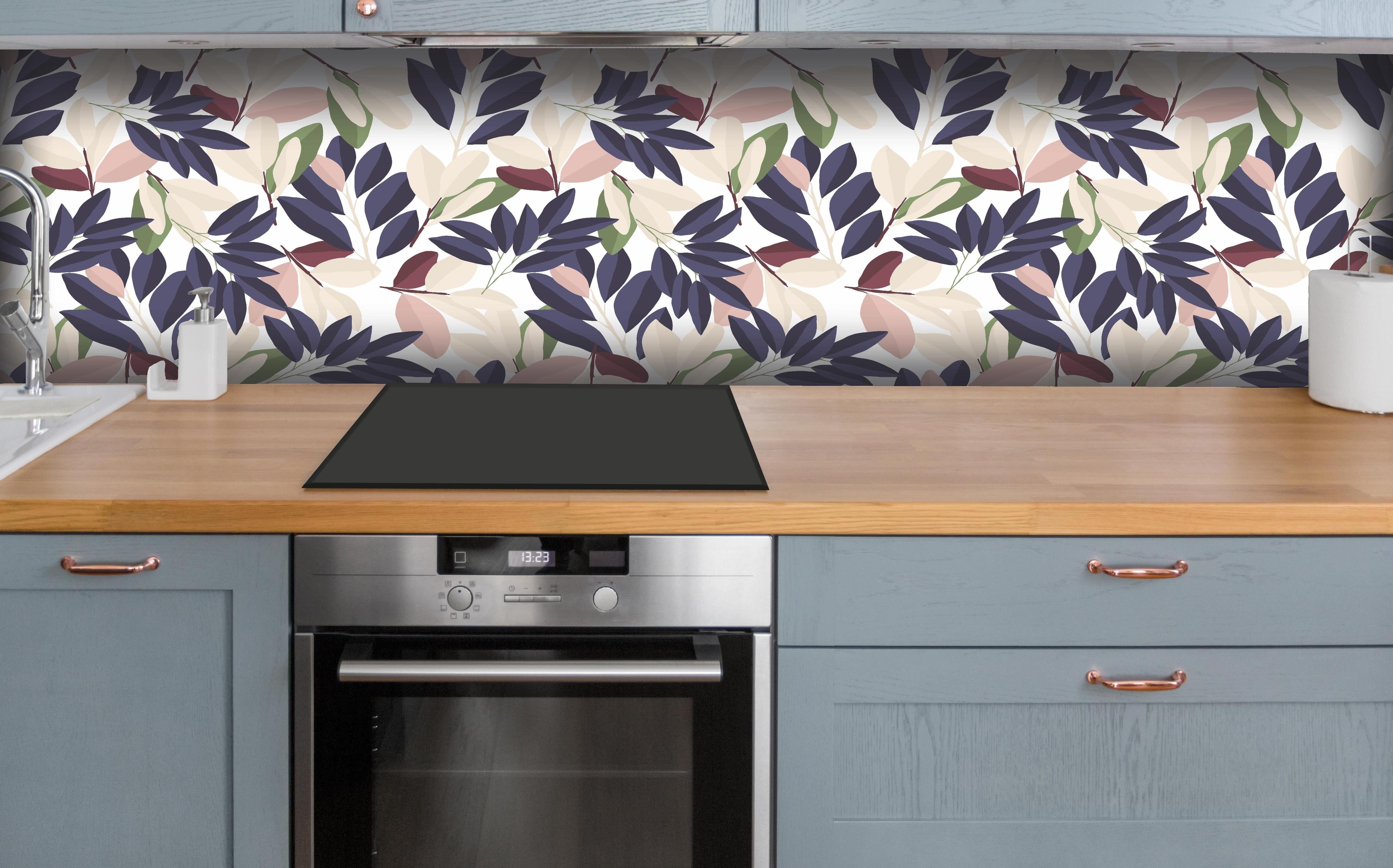 Küche - Florales Design in sanften Pastellnuancen hinter weißen Hochglanz-Küchenregalen und schwarzem Wasserhahn