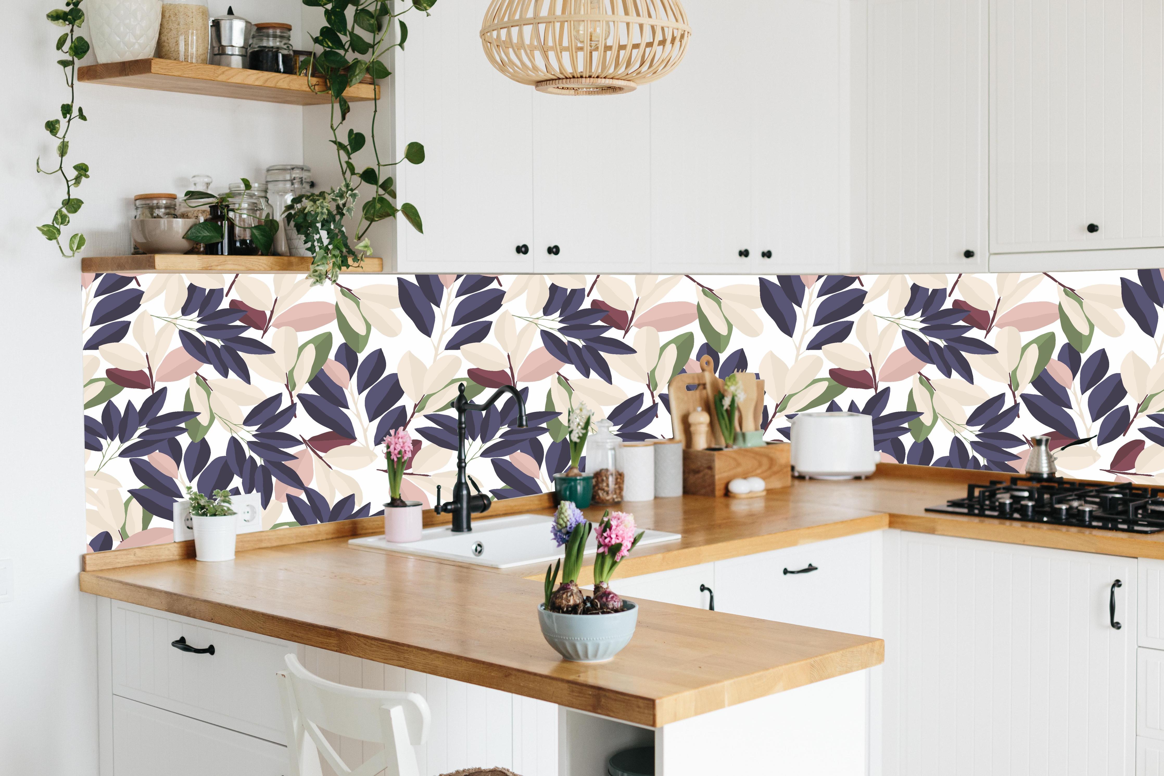 Küche - Florales Design in sanften Pastellnuancen hinter weißen Hochglanz-Küchenregalen und schwarzem Wasserhahn