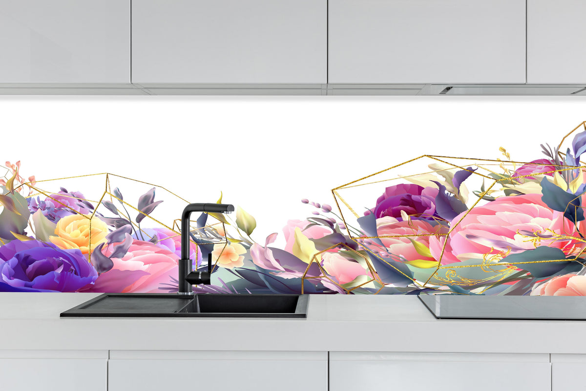 Küche - Florales Kunstdesign mit Goldakzenten hinter weißen Hochglanz-Küchenregalen und schwarzem Wasserhahn