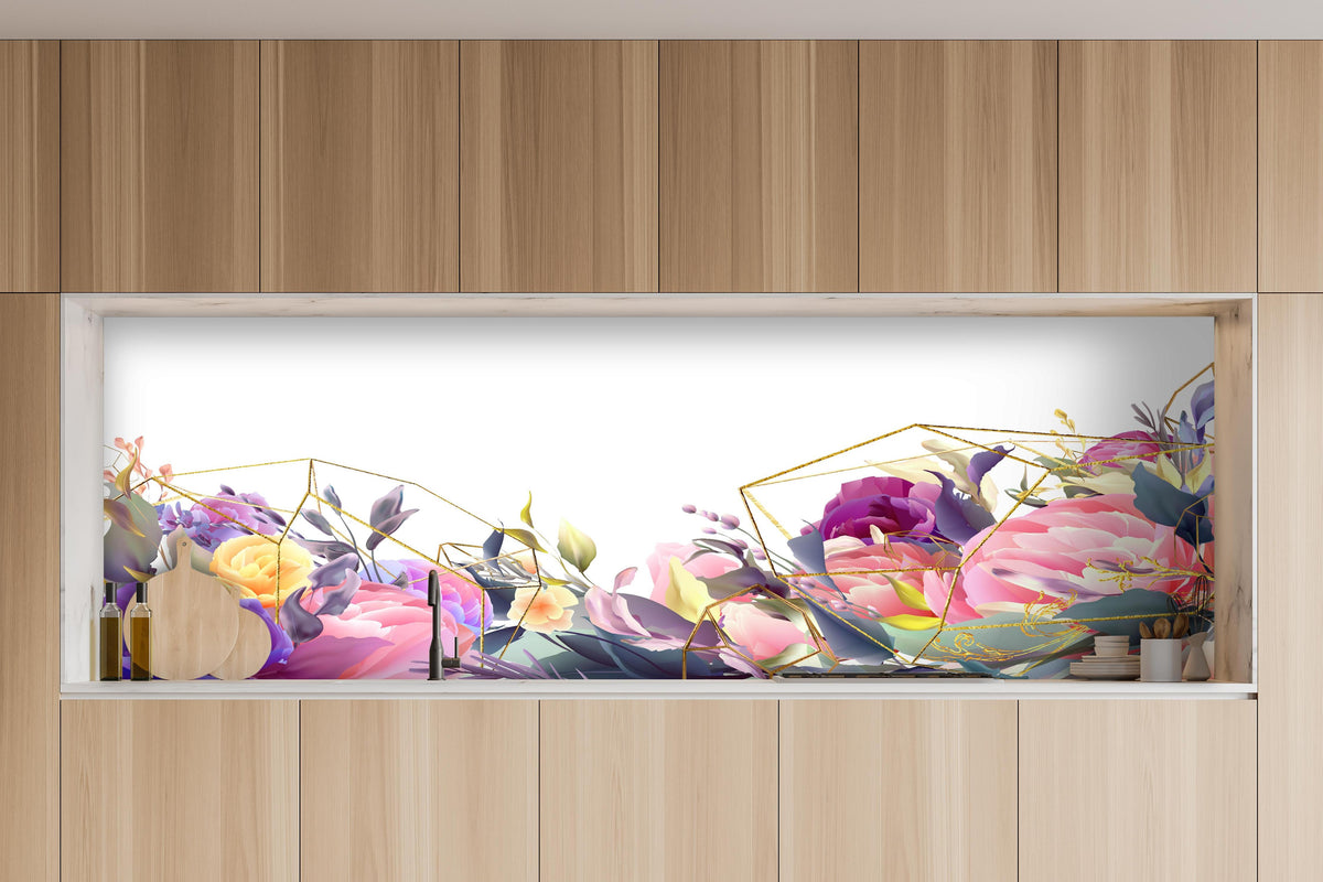 Küche - Florales Kunstdesign mit Goldakzenten hinter weißen Hochglanz-Küchenregalen und schwarzem Wasserhahn