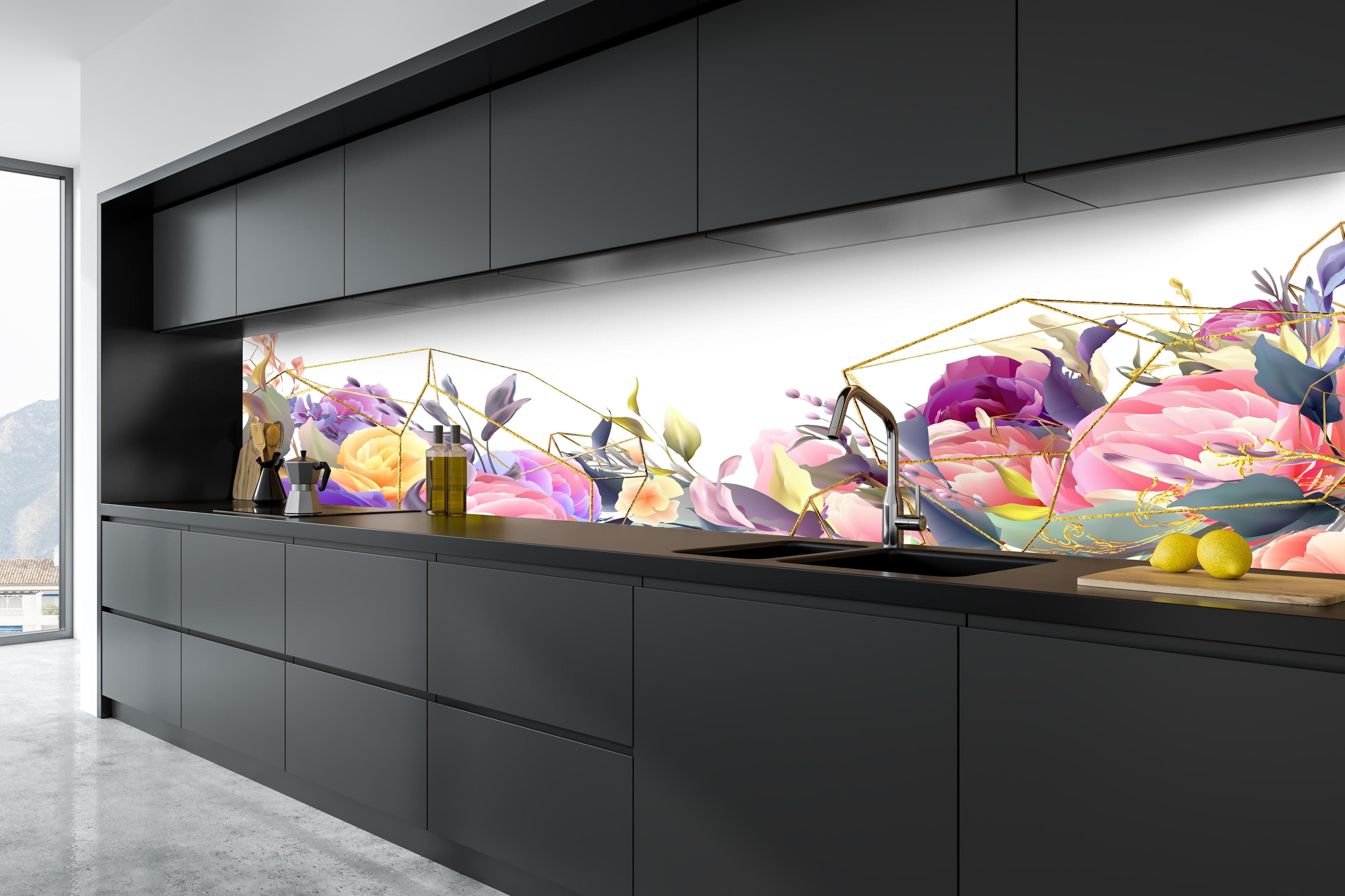 Küche - Florales Kunstdesign mit Goldakzenten hinter weißen Hochglanz-Küchenregalen und schwarzem Wasserhahn